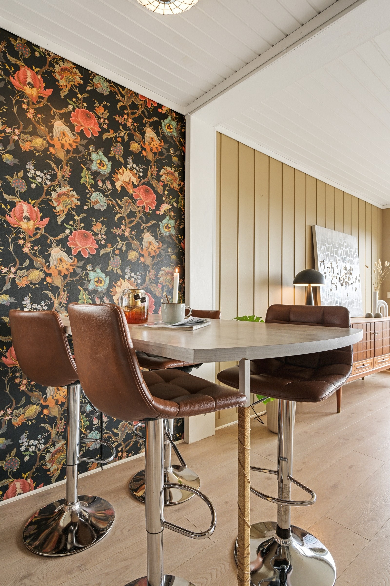 Barløsning for lekser eller ett glass med god drikke mens man holder kokken med selskap... Galleribilde