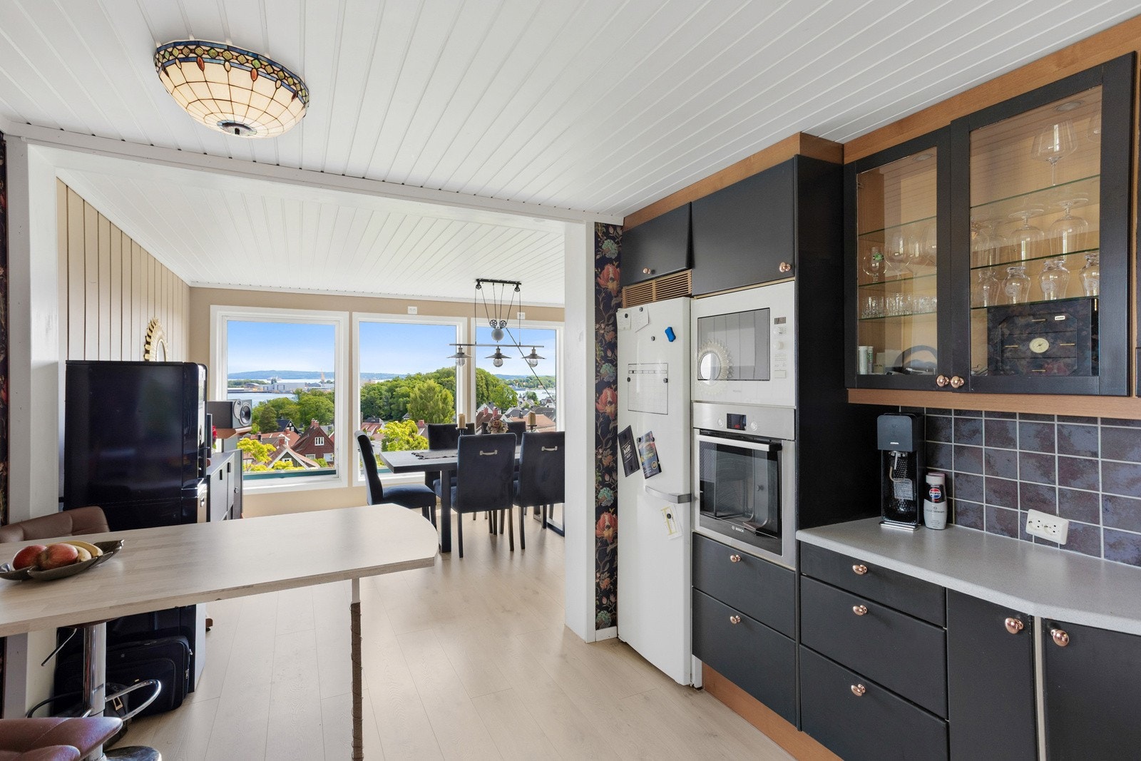 Her ser vi fra kjøkkenet og mot spisestua Galleribilde