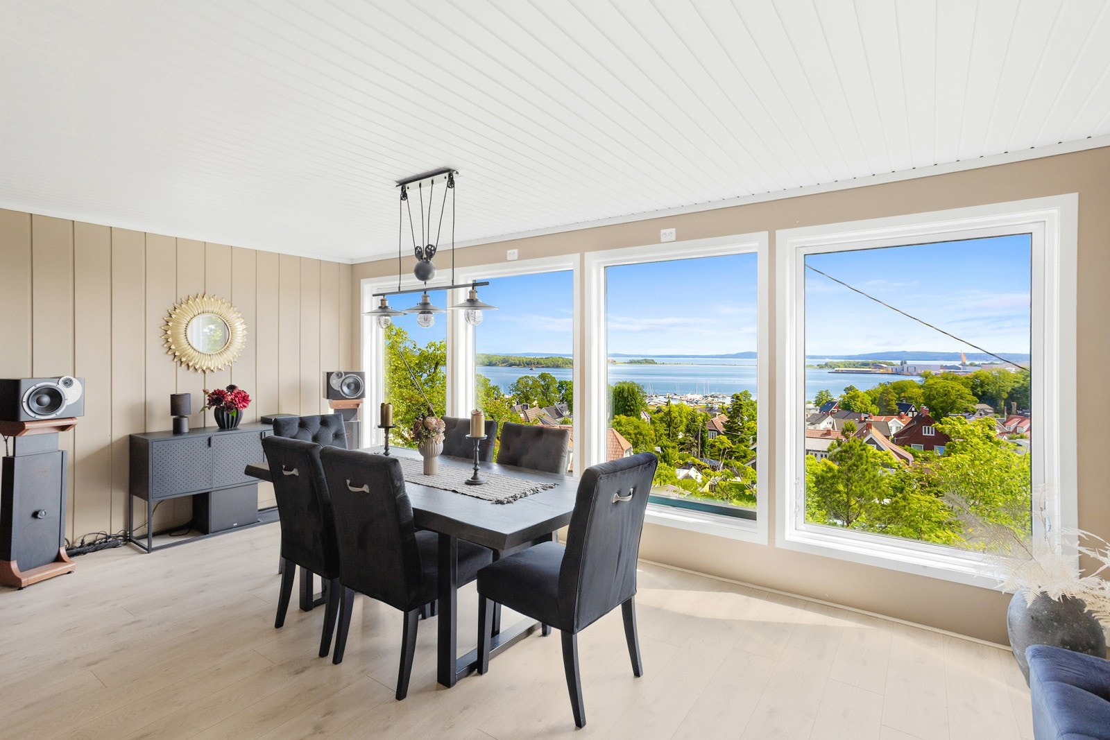 Store vinduer fra gulv til tak og kjøkkenet ligger i delvis åpen løsning Galleribilde