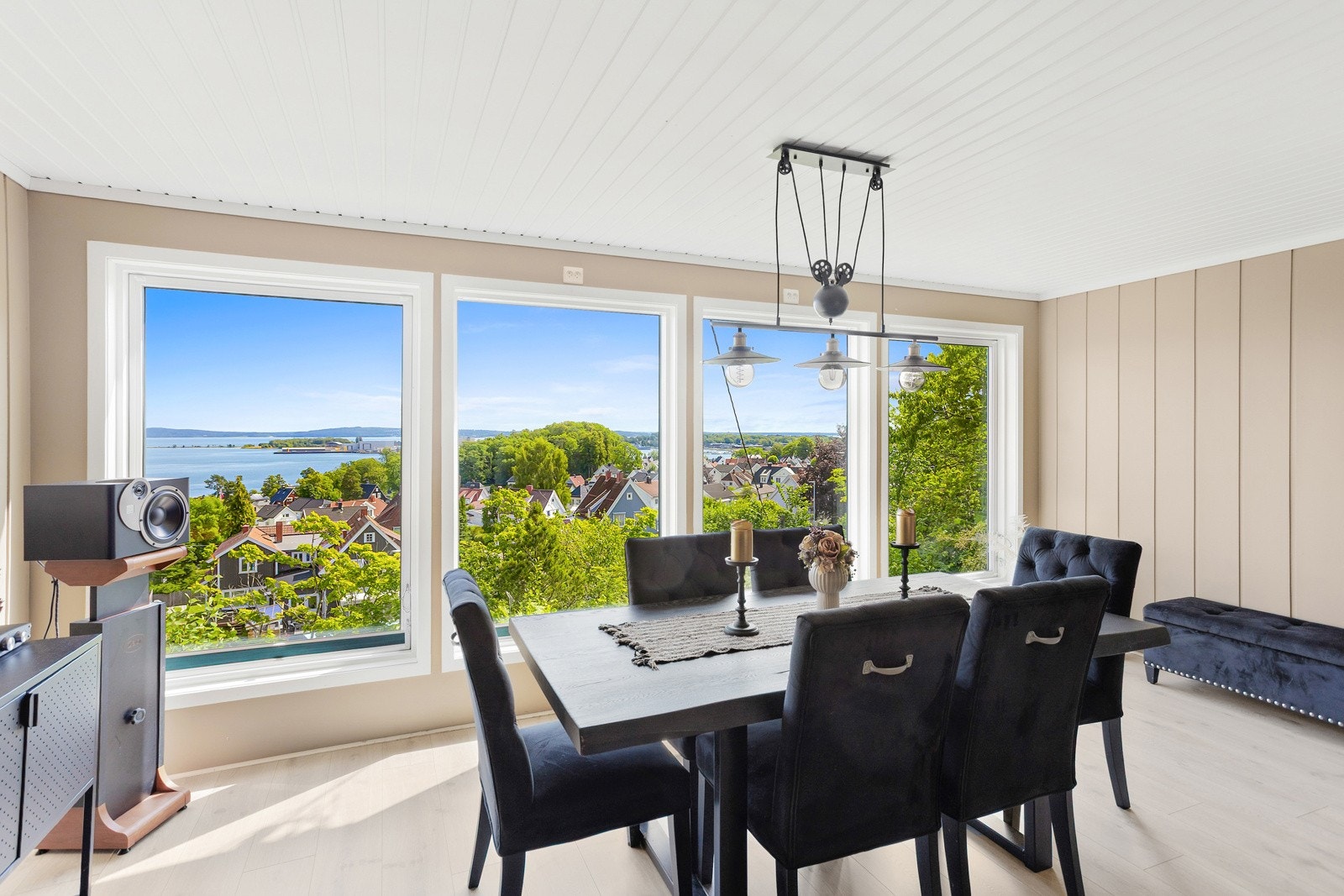 Da har vi tatt turen videre på innsiden og til spisestua og kjøkkenet Galleribilde