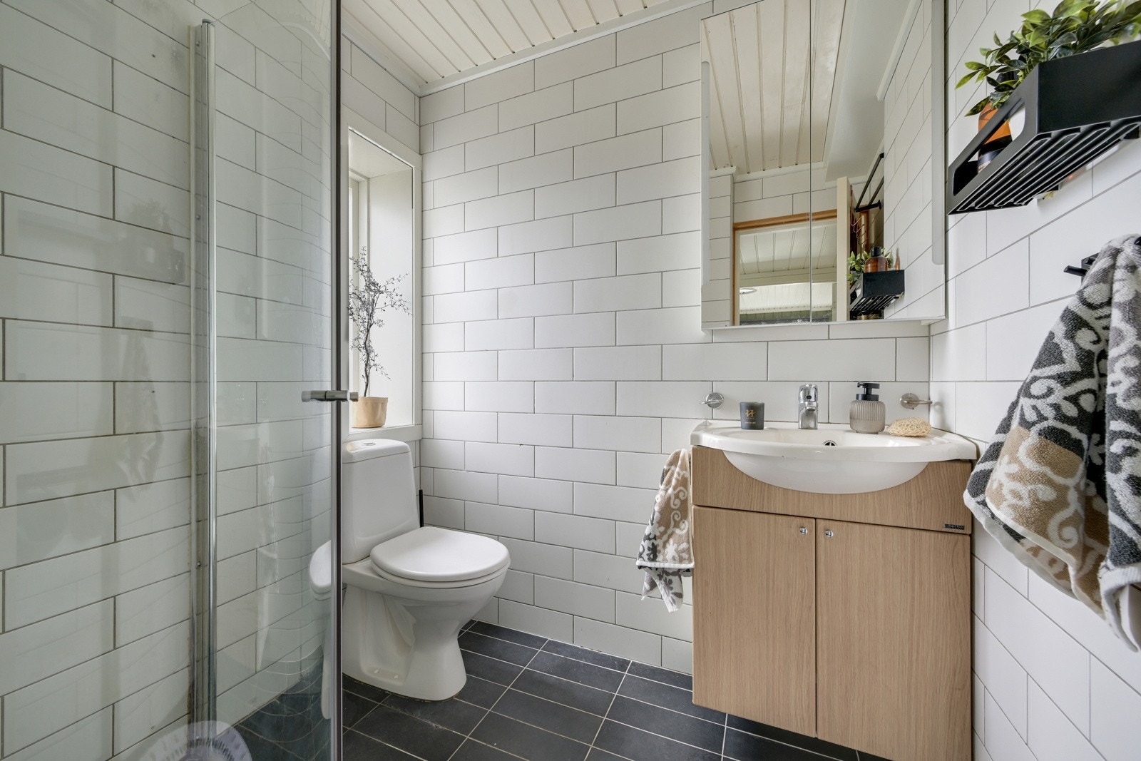 Boligen har to bad - dette er badet i underetasjen Galleribilde