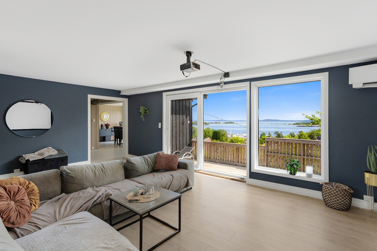 I den romslige stua er det vinduer fra gulv til tak Galleribilde