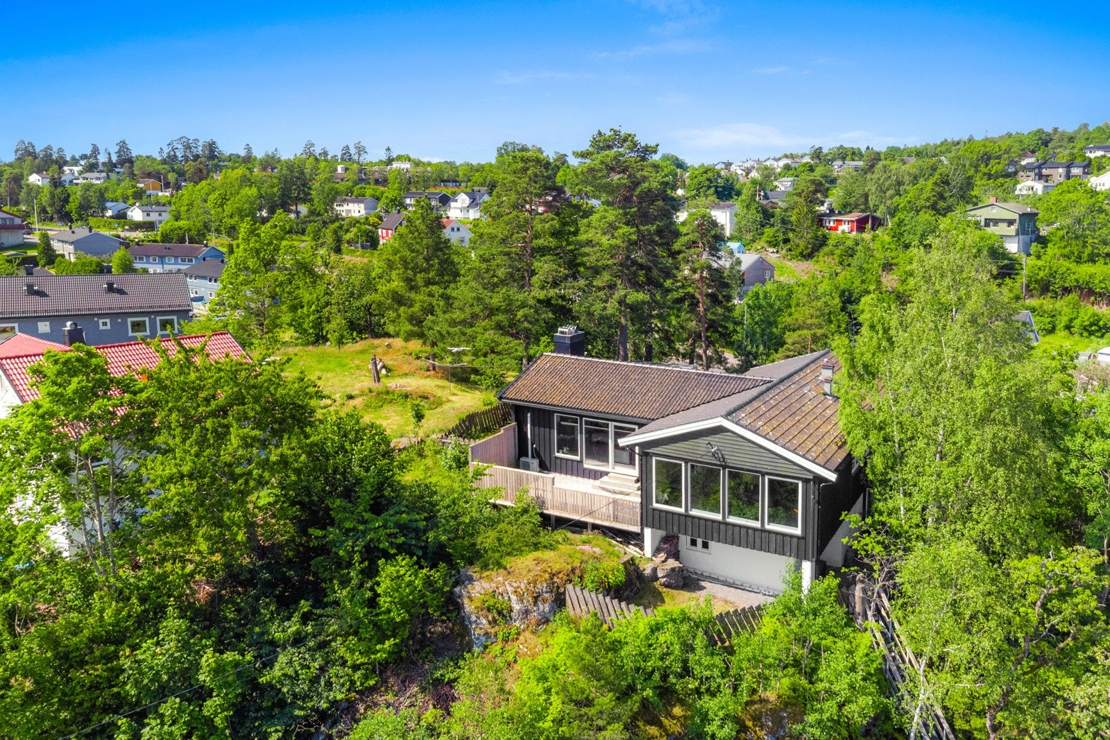 Boligen ligger på en naturtomt på 1,2 mål i grønne omgivelser Galleribilde