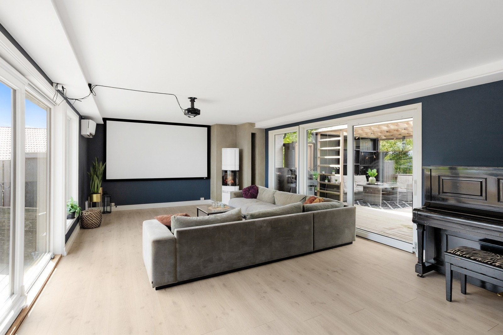 Fra stua er det også dør ut til den andre terrassen Galleribilde