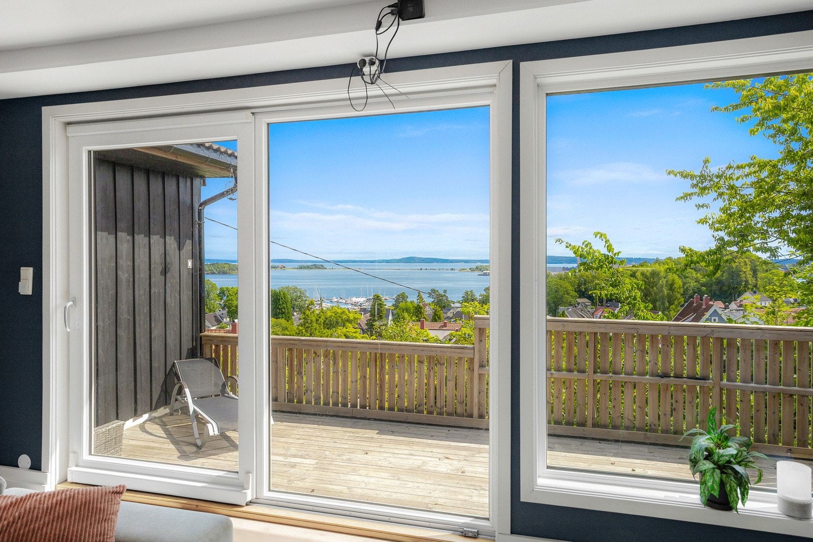 Ny hev/skyve-dør ut til terrasse med morgensol Galleribilde