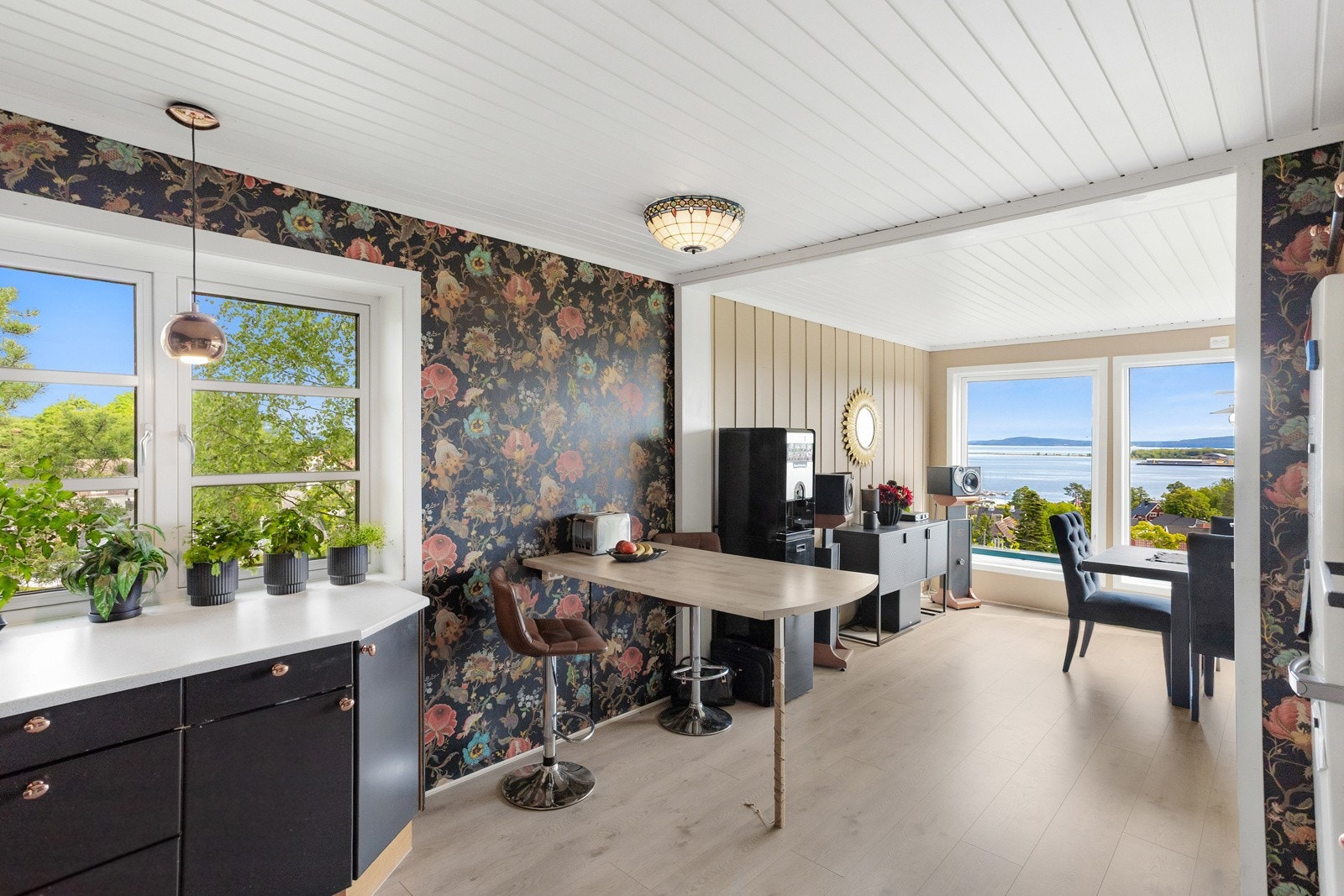 Allrom/kjøkken har både fjordutsikt og utsikt til grønne omgivelser Galleribilde