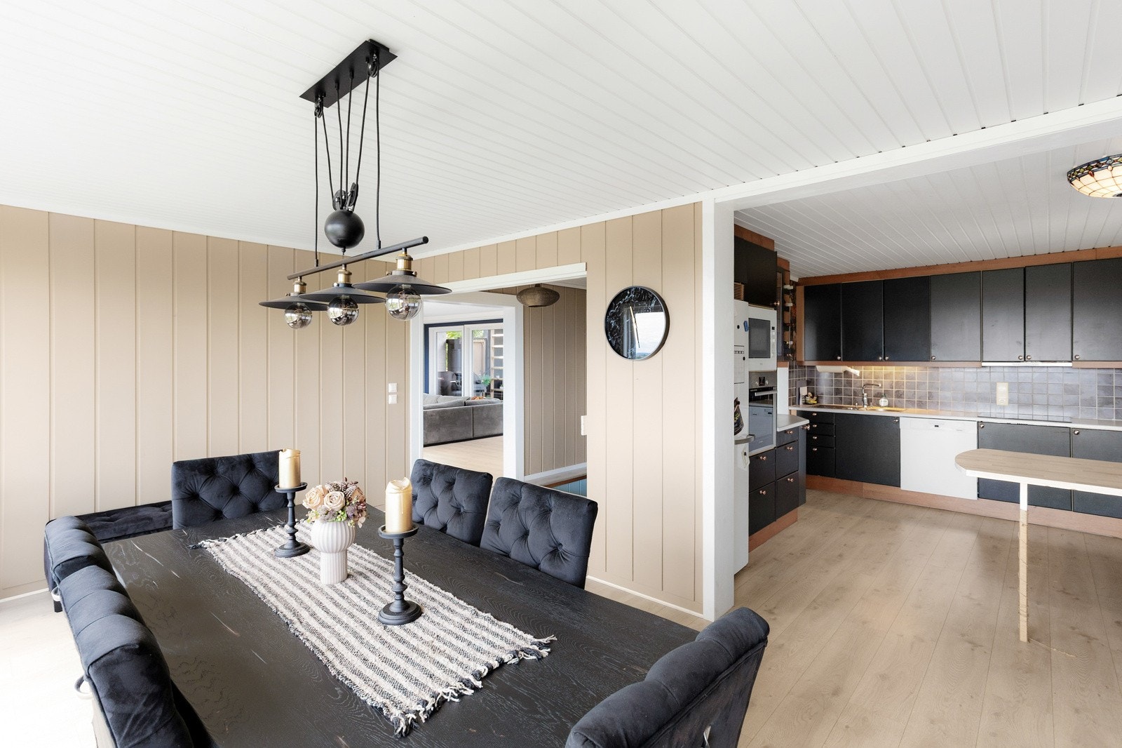 Mens dette bildet er tatt motsatt vei - fra spisestue og mot kjøkkenet Galleribilde