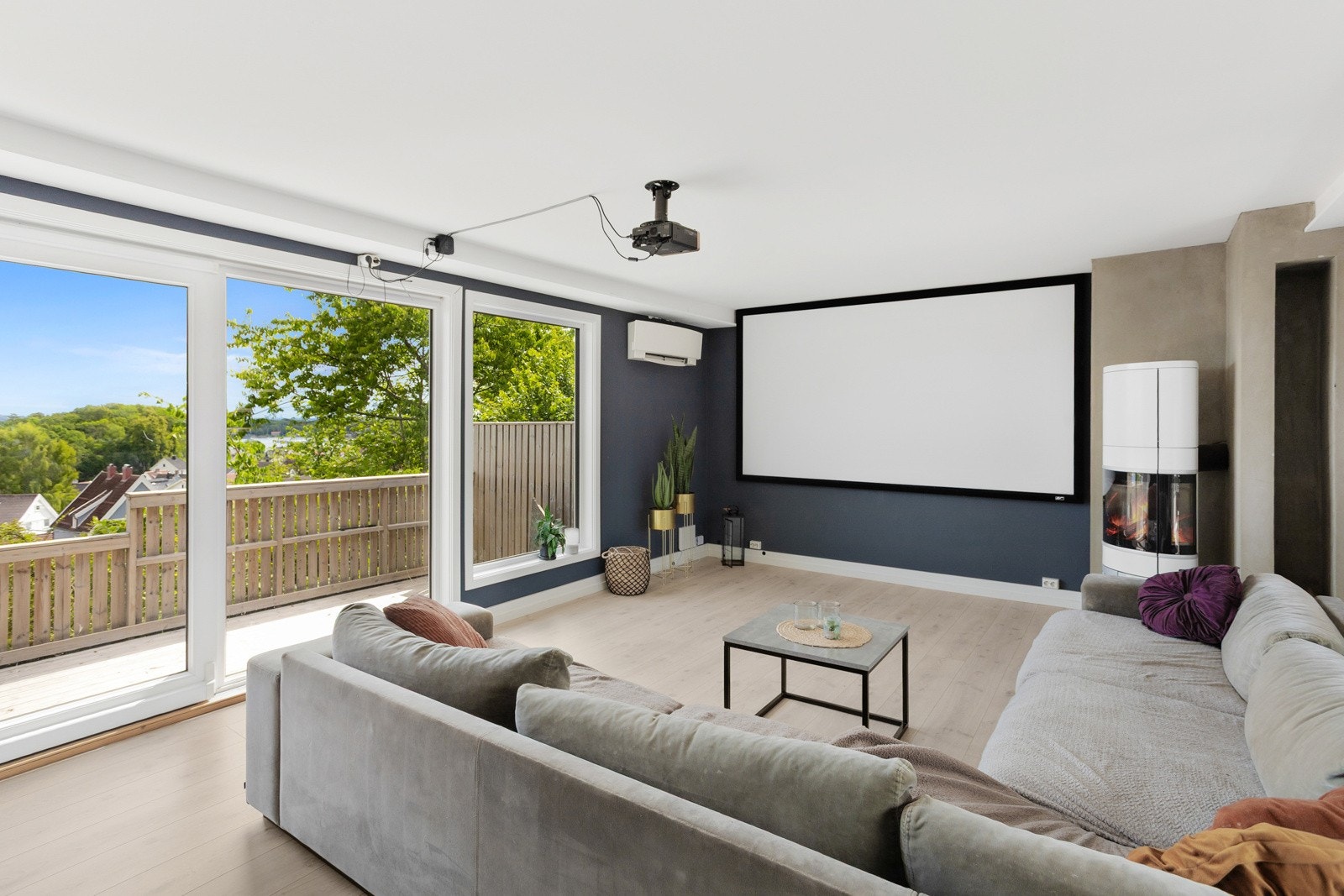 Stue med gjennomlys og utgang til to fine og usjenerte uteplasser Galleribilde