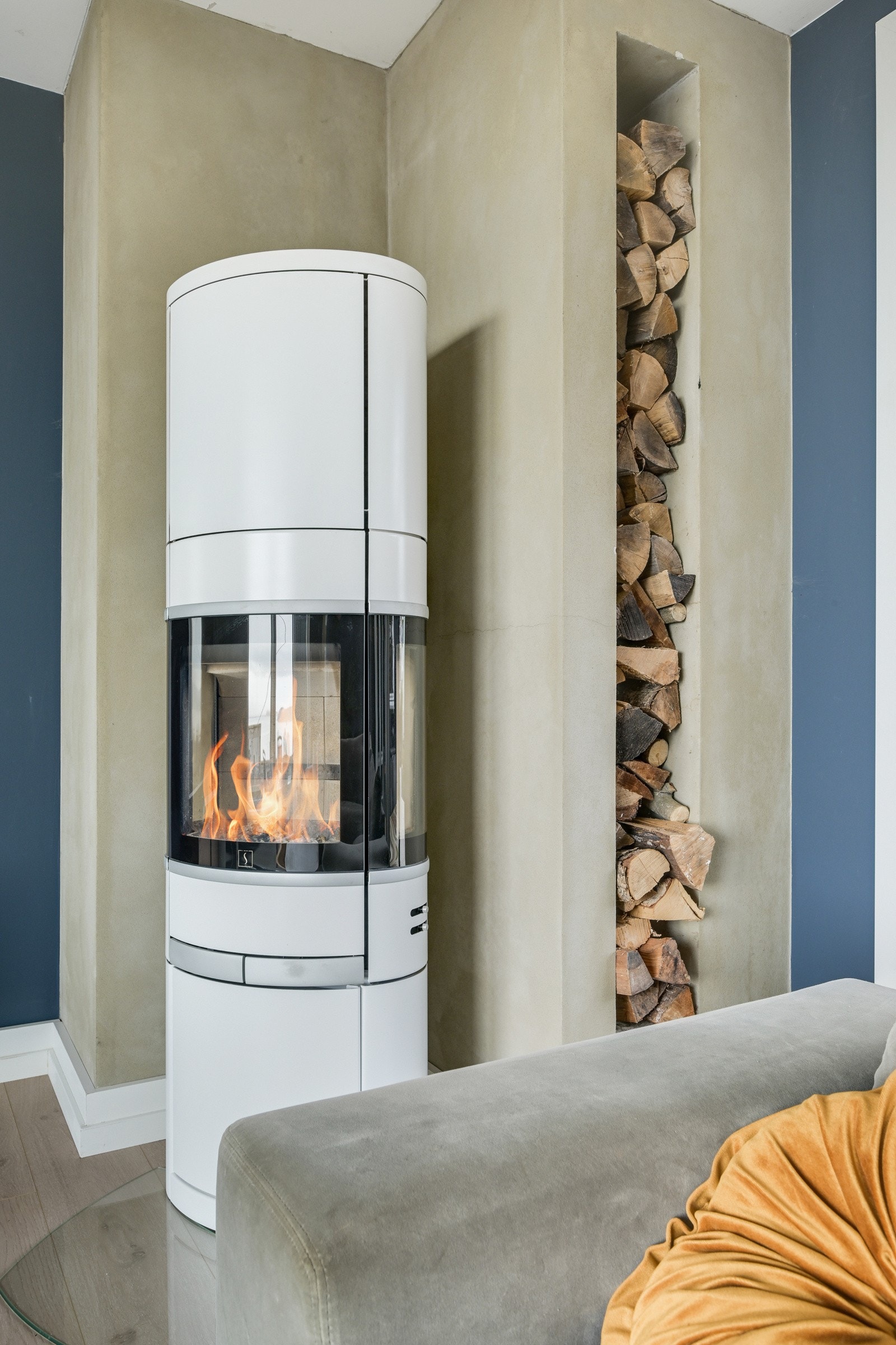 Pen og moderne peisovn - klar for ny fyringssesong Galleribilde