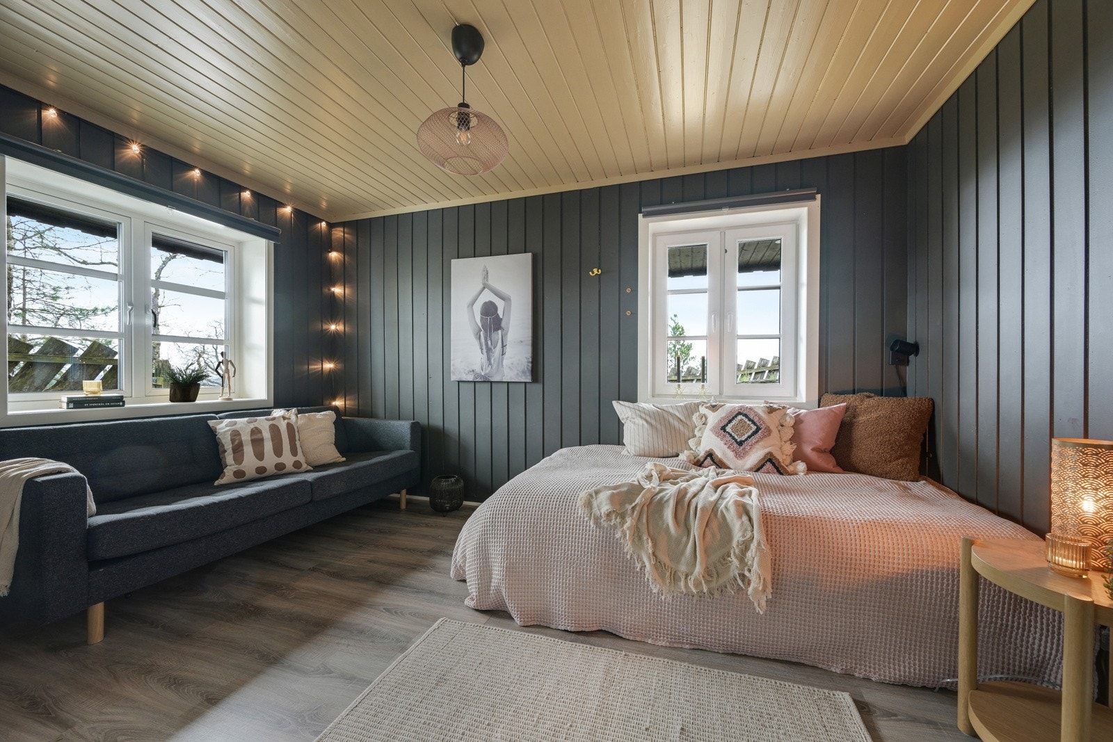 Dette romslige soverommet fungerer også greit som kjellerstue/ungdomsavdeling Galleribilde