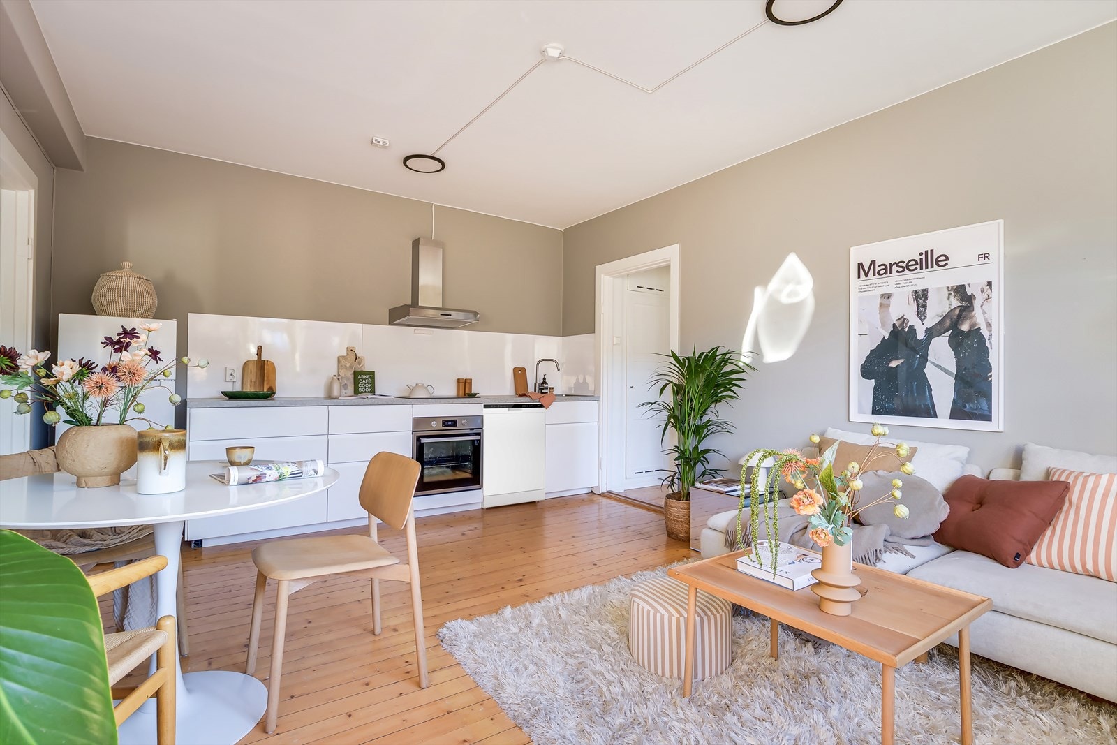 Romslig 3-roms med stor stue/kjøkken-løsning. Delikate overflater og originale tregulv. Galleribilde