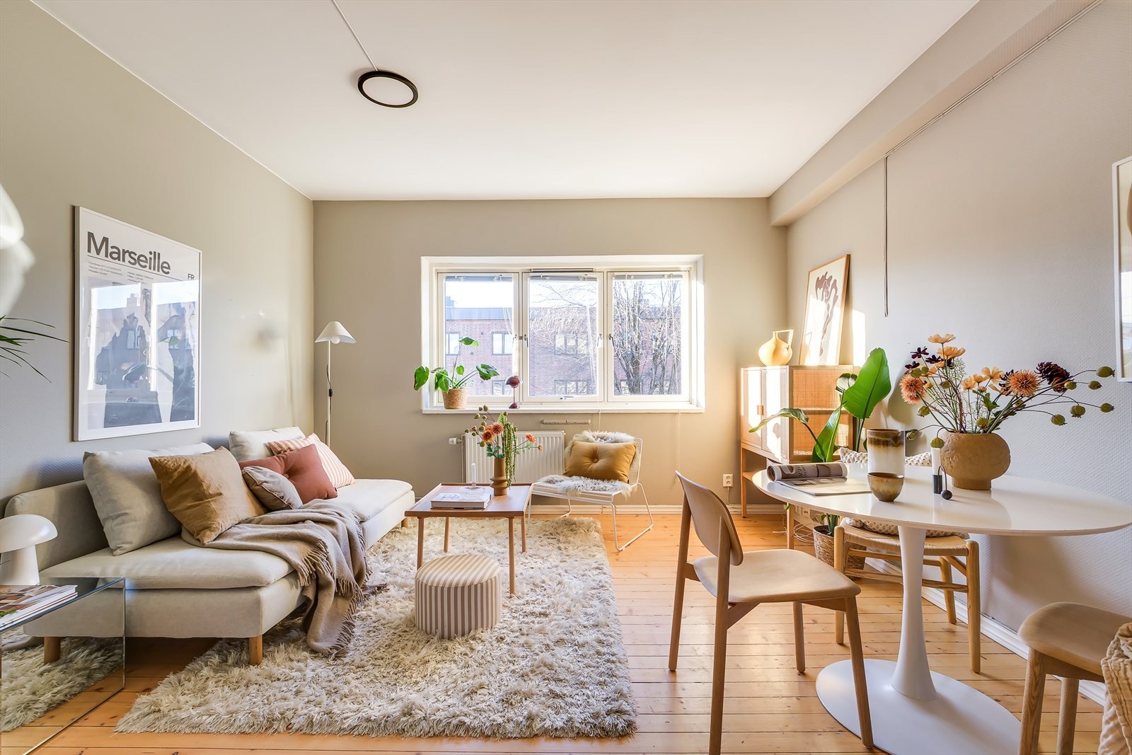 Det er plass for sofagruppe, spisebord og annet møblement. Galleribilde