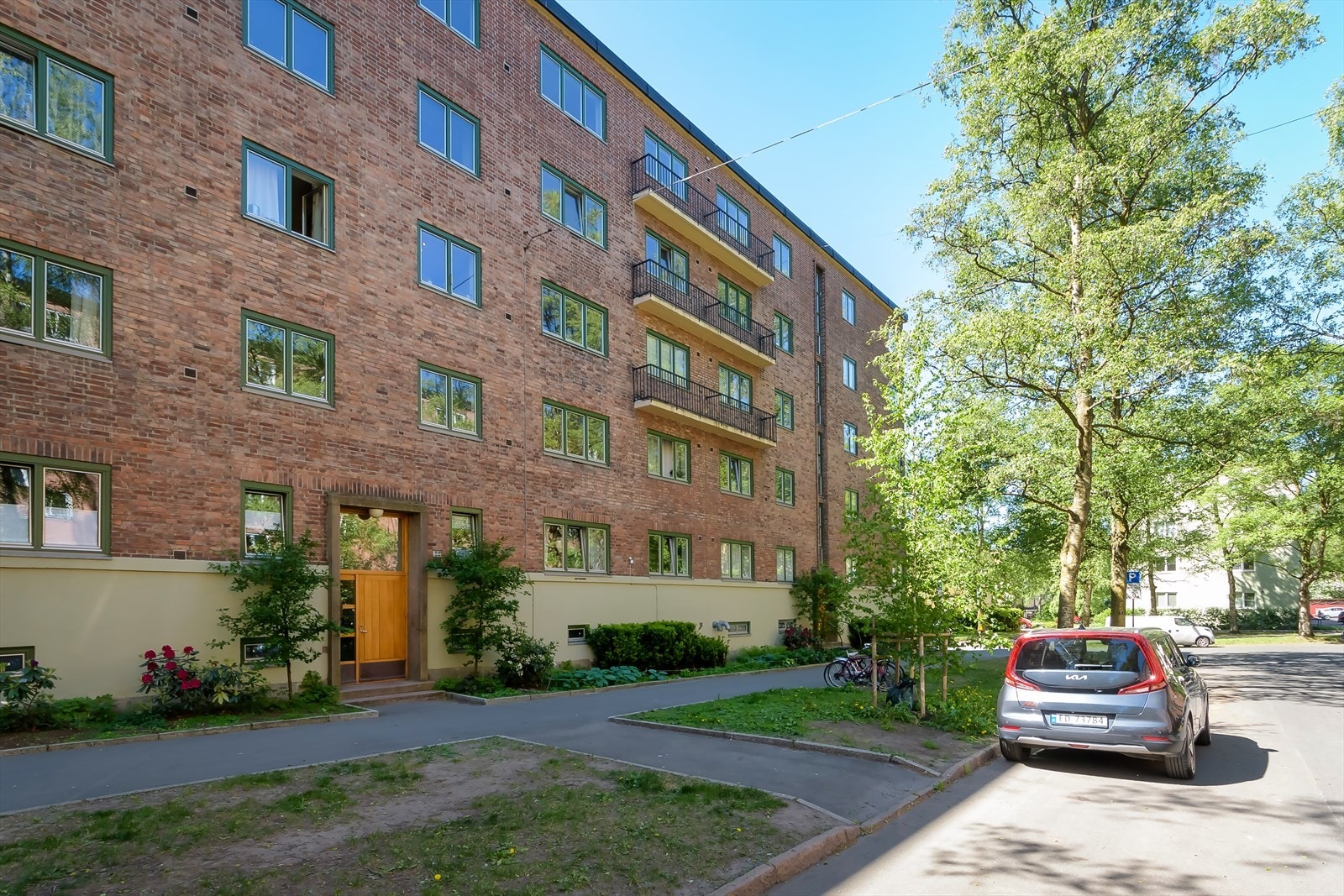 Sameiet har 13 parkeringsplasser som leies ut etter venteliste. Galleribilde