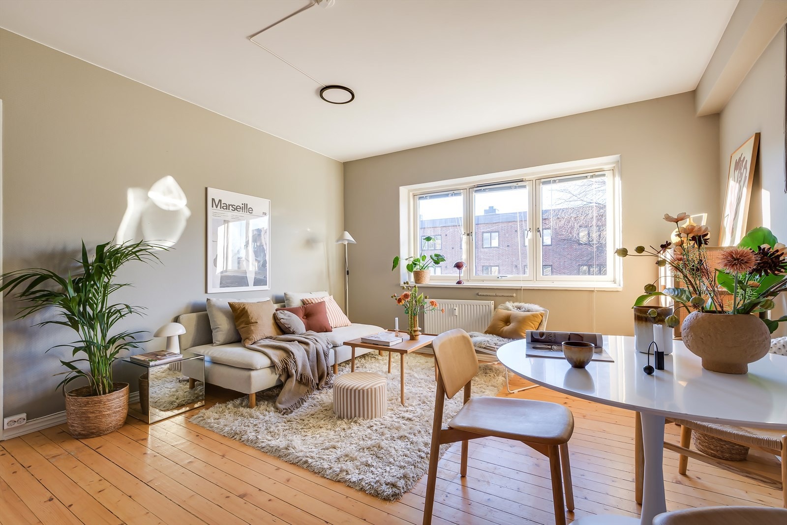 Hele leiligheten er gjennomført med lune fargevalg og originale tregulv. Galleribilde