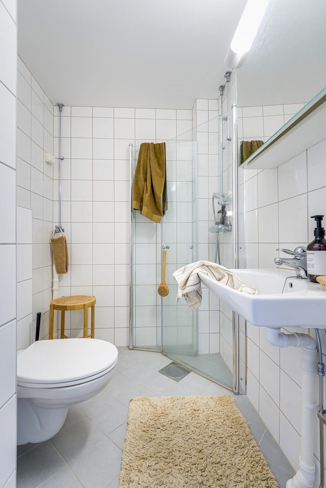 Badet er fra 2014 og fremstår lyst og pent med flislagte overflater, samt gulvvarme. Opplegg for vaskemaskin og tørketrommel. Galleribilde