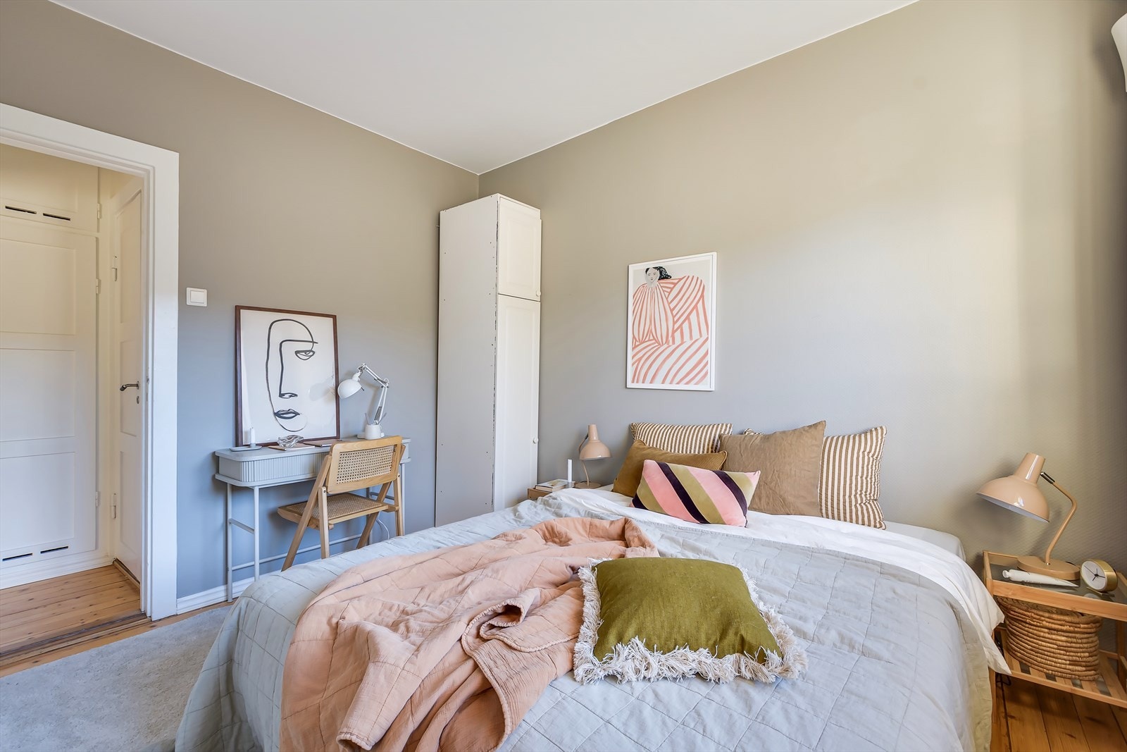 Hovedsoverommet er romslig med plass for dobbeltseng med tilhørende nattbord på hver side og skrivepult. Galleribilde