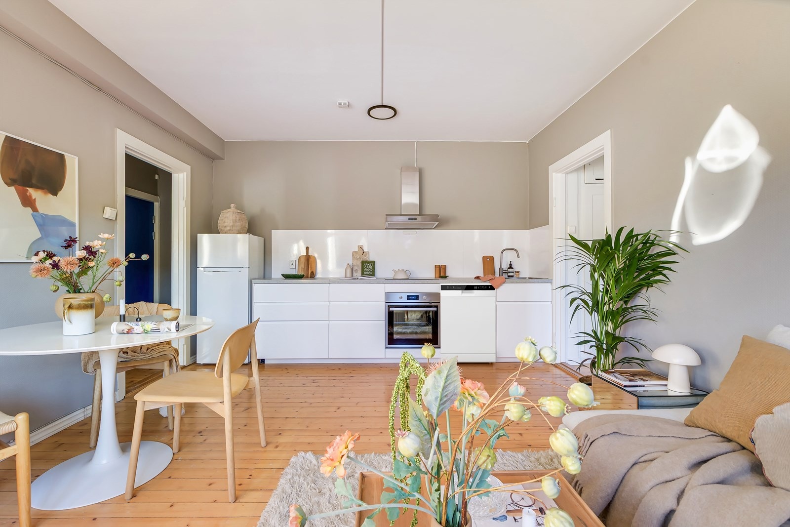 Kjøkkenet ligger i åpen løsning mot stuen, som gir en luftig atmosfære. Galleribilde