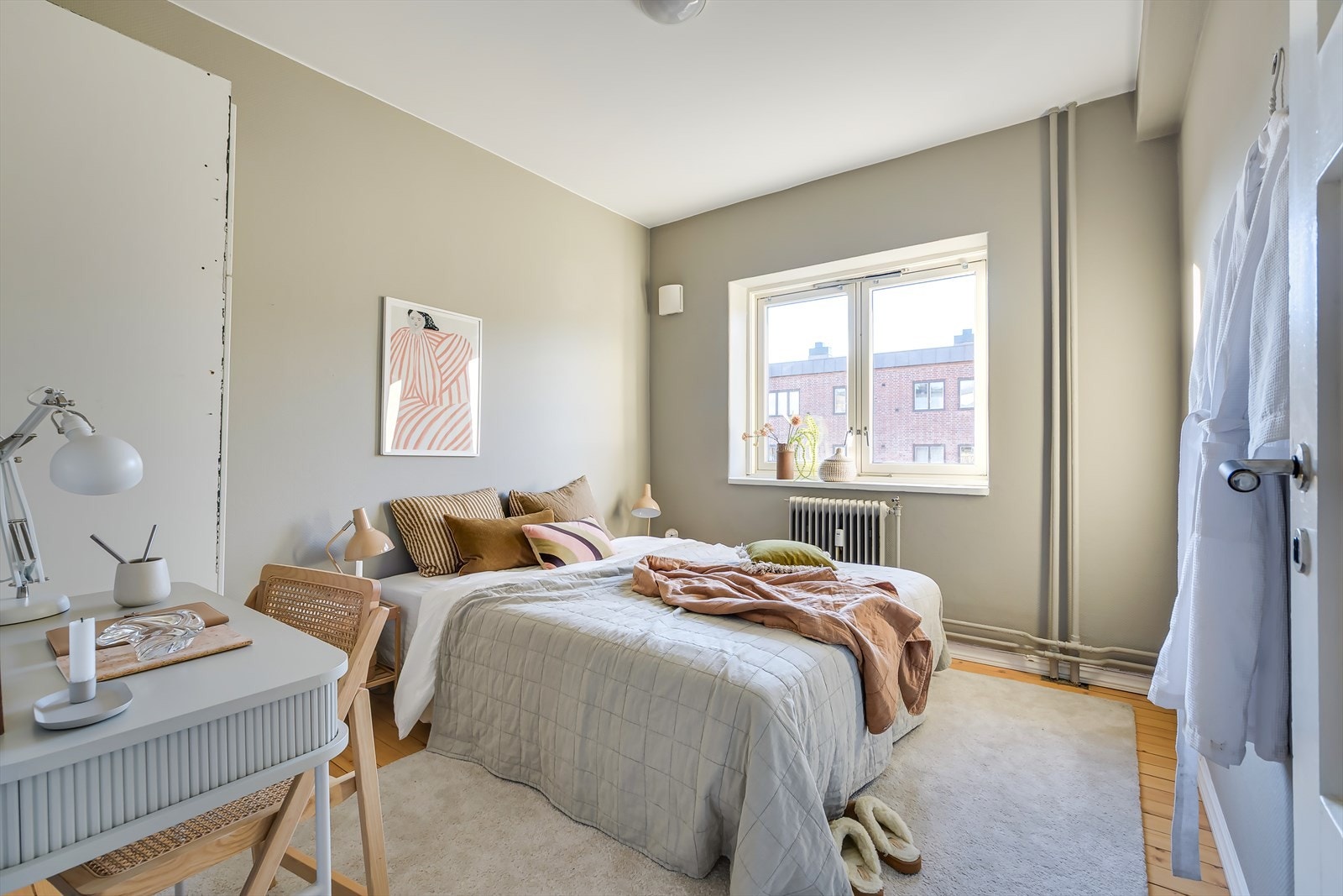 Hovedsoverommet er romslig med plass for dobbeltseng med tilhørende nattbord på hver side og skrivepult. Galleribilde