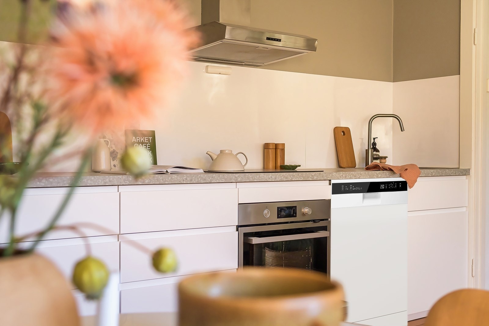 Her får du rikelig med skap- og benkeplass for både oppbevaring og matlagning. Galleribilde