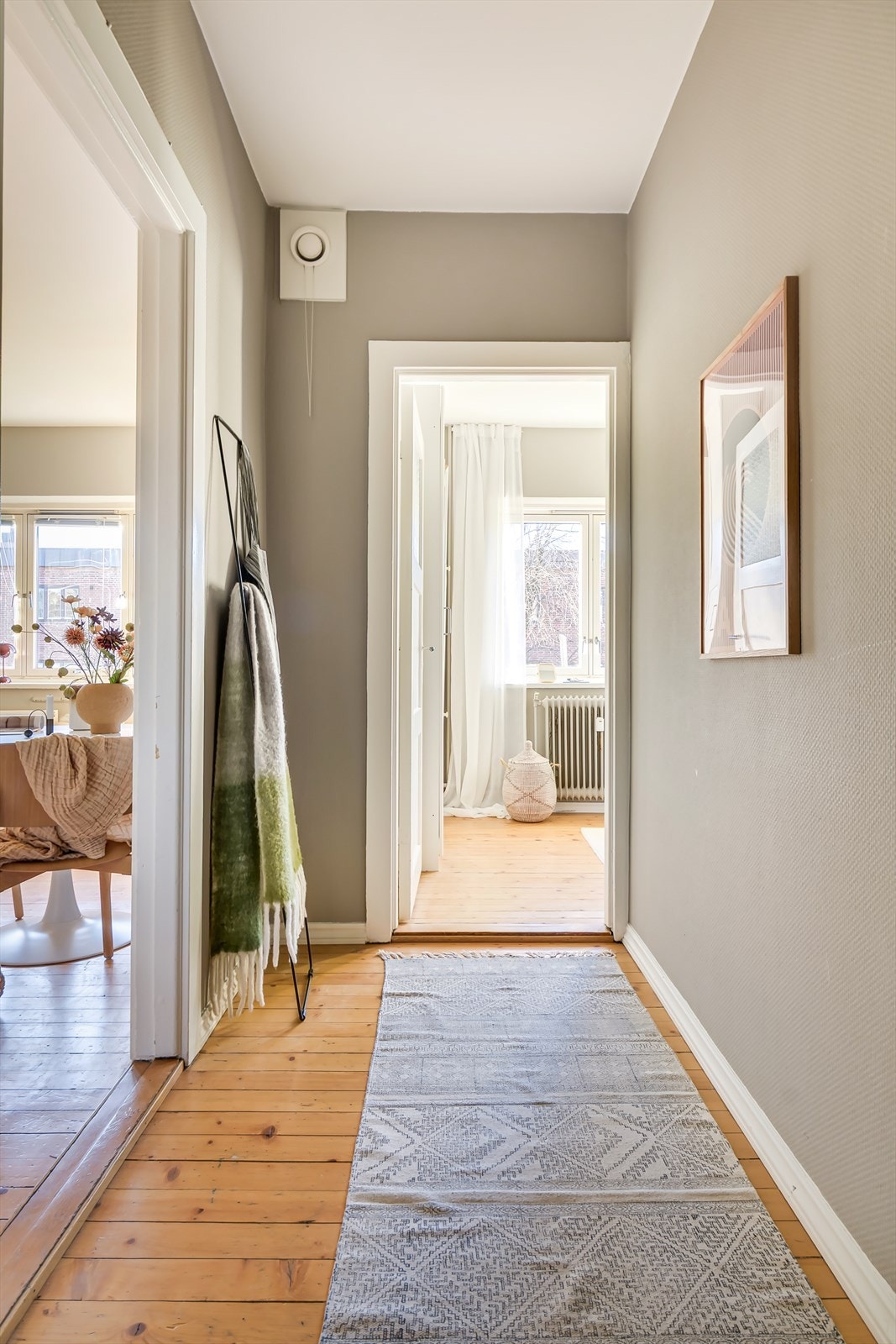 Du blir møtt av en innbydende entré som har plass for oppheng av jakker og sko. Galleribilde