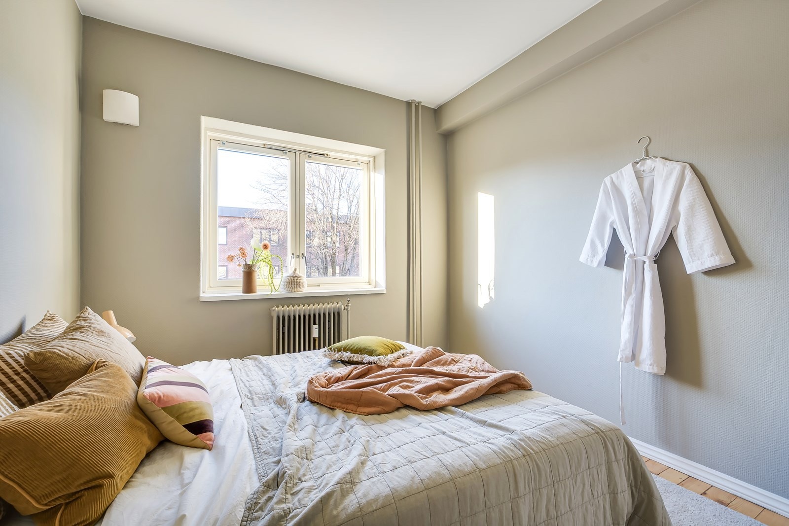 I tillegg er det også god plass til å sette inn garderobeskap for oppbevaring. Galleribilde