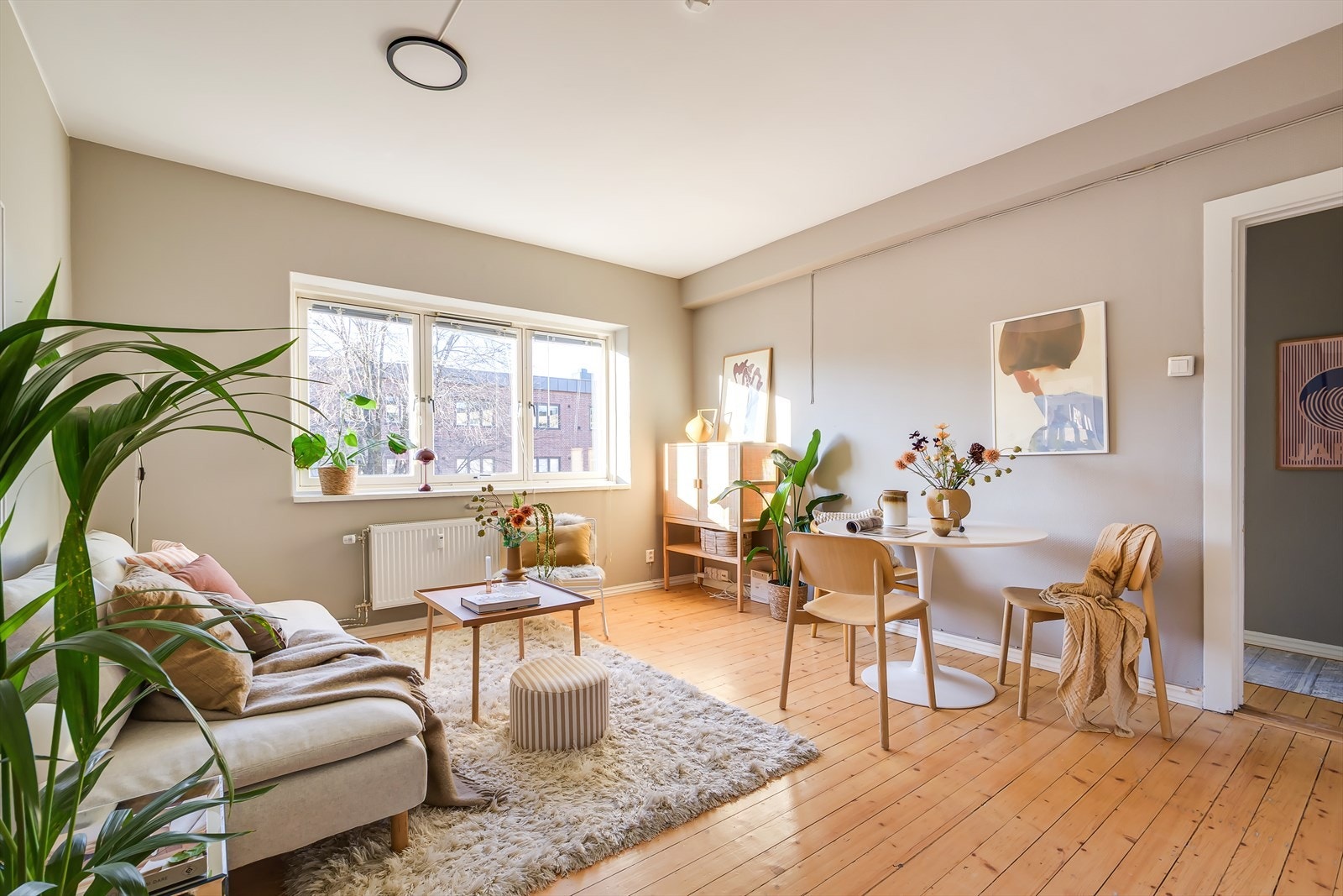 Stuen har en praktisk planløsning som gir gode møbleringsmuligheter. Galleribilde