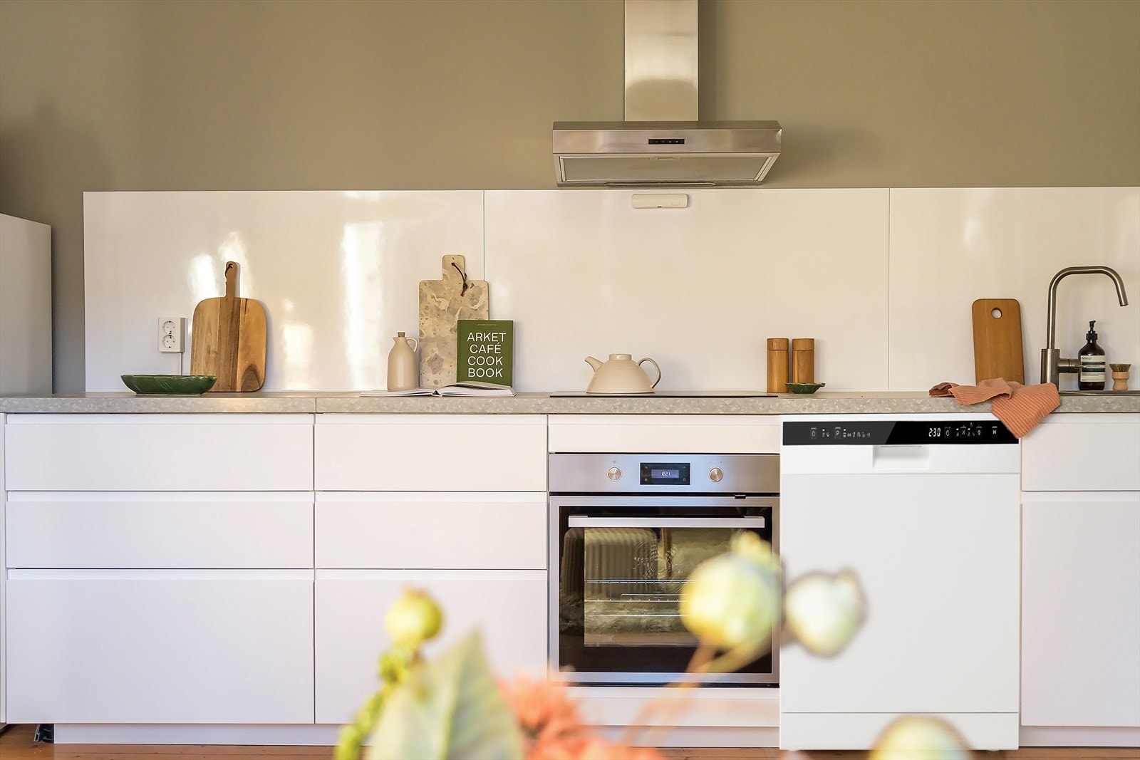 Om man ønsker ytterligere oppbevaringsplass så er det gode muligheter for å sette inn overskap. Kjøkkenet er et Ikea kjøkken med frontene Metod. Galleribilde