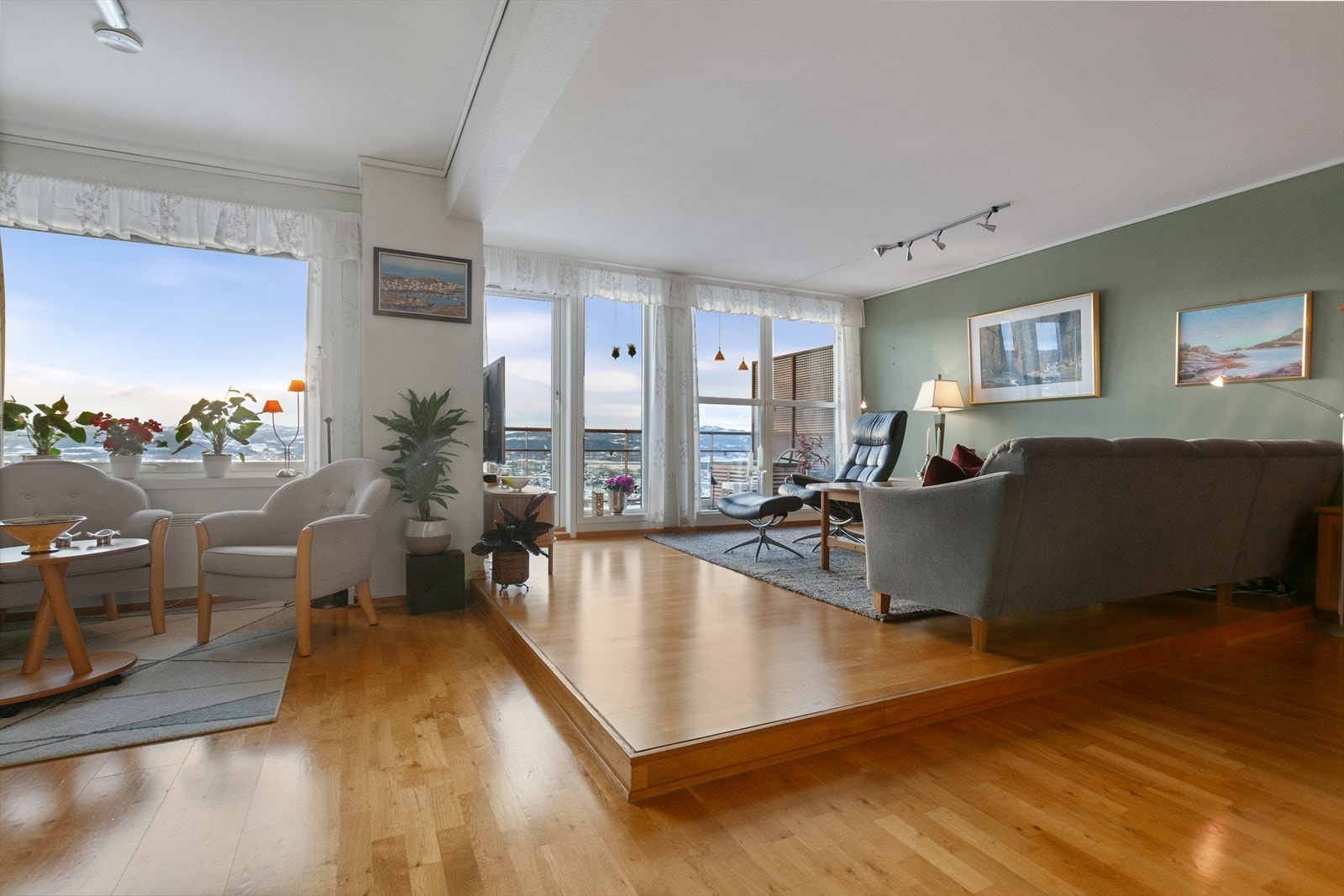 Leiligheten har en stor åpen stue/kjøkken-løsning på hele 45 kvm. Galleribilde