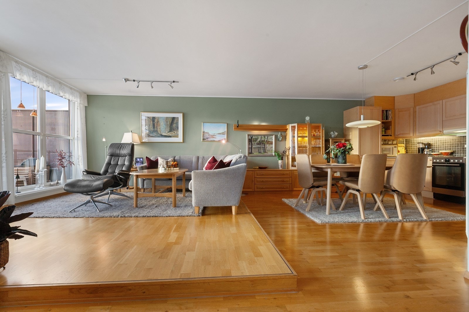 Stuen nyter av godt med naturlig lysinnslipp fra de store vindusflatene. Galleribilde