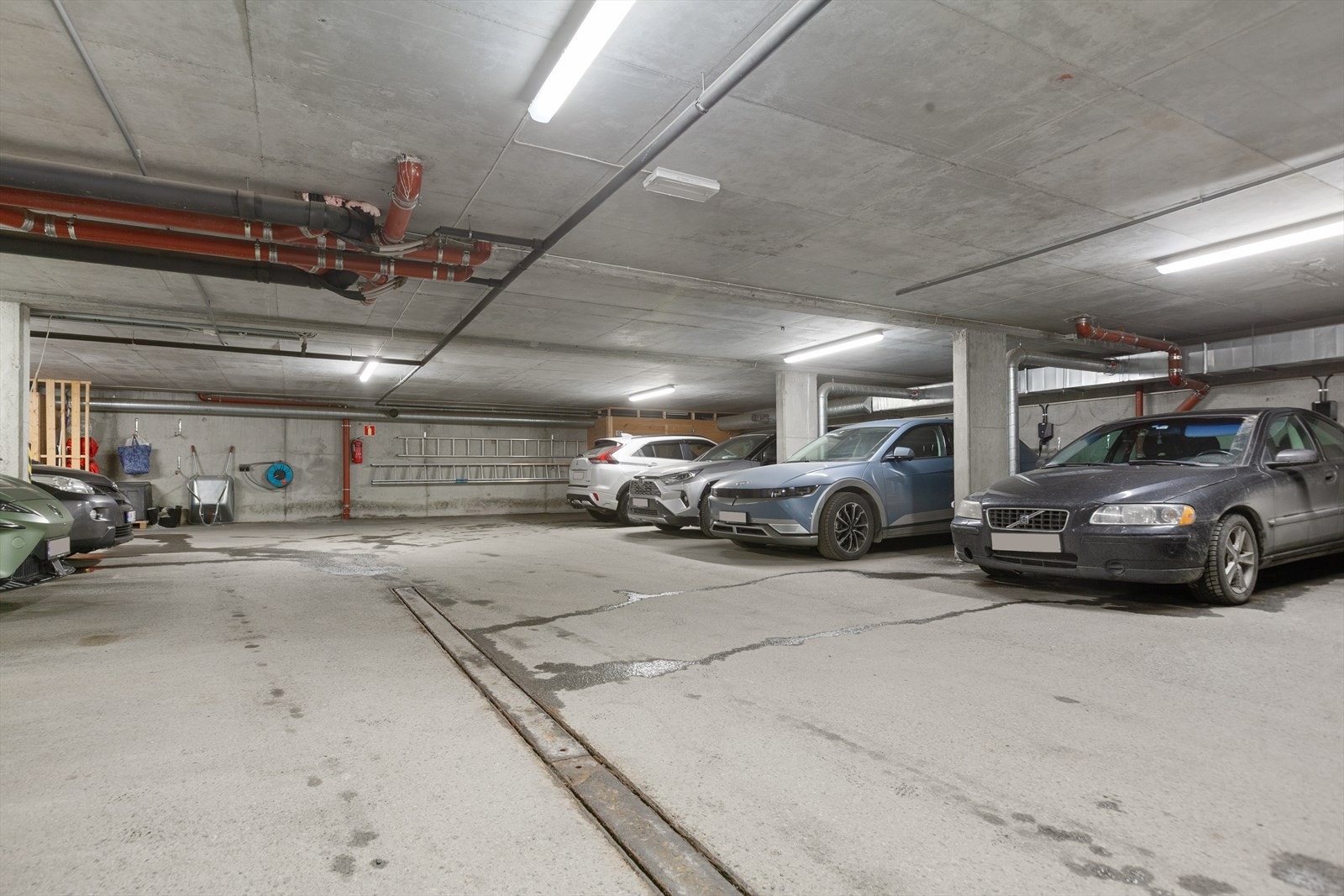 Gunstig p-plass i oppvarmet anlegg. Øvrig lagringsplass finnes i disponibel bod i kjeller samt bod i 1.etasje. Galleribilde