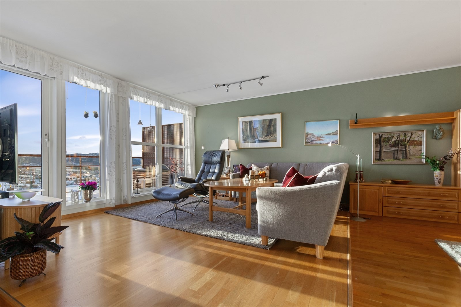 Heimdal Eiendomsmegling v/Thomas Johnsen ønsker velkommen til Helleberget 2! Galleribilde