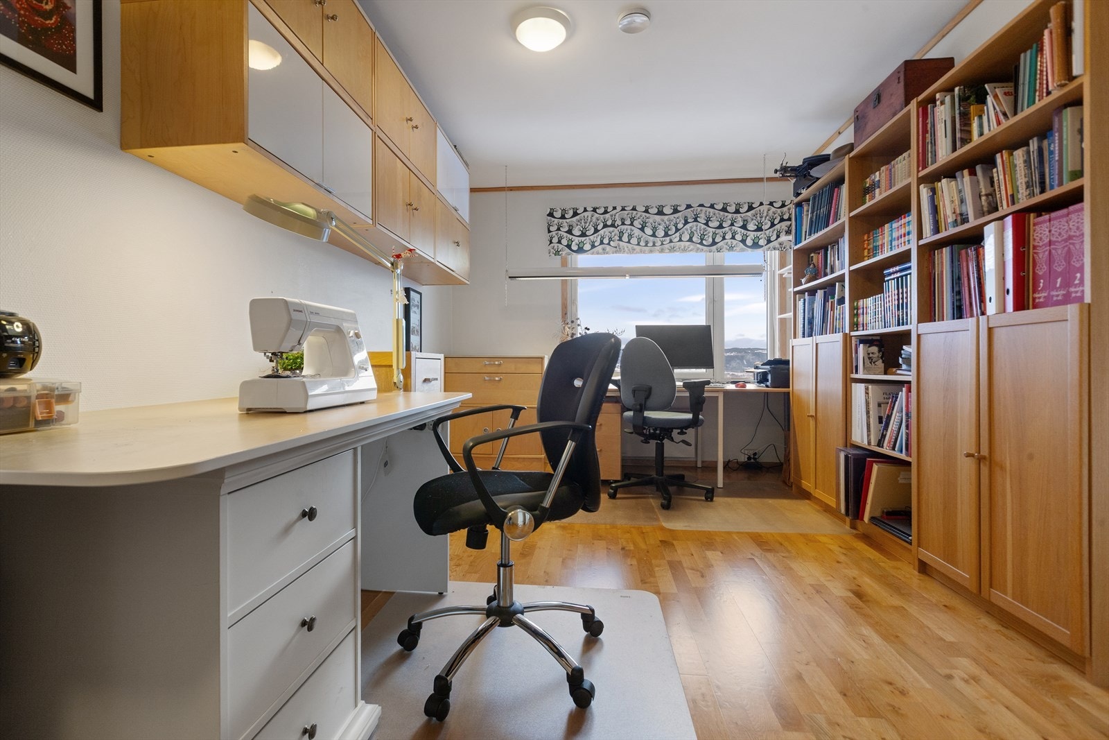 Det andre soverommet brukes i dag som kontor, men kan enkelt omgjøres til soverom om ønskelig. Galleribilde