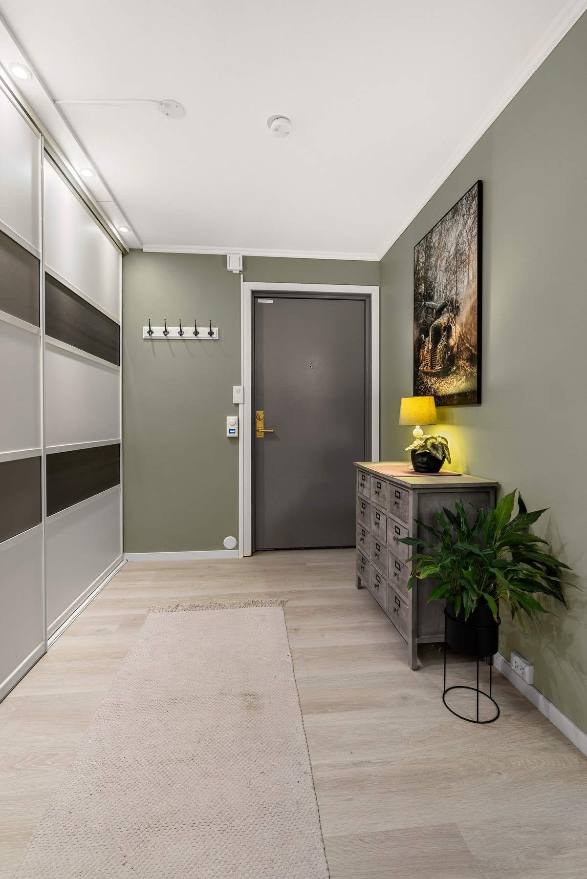 Romslig entré på ca 9,4 kvm. Her har man varmekabler i gulv. Galleribilde