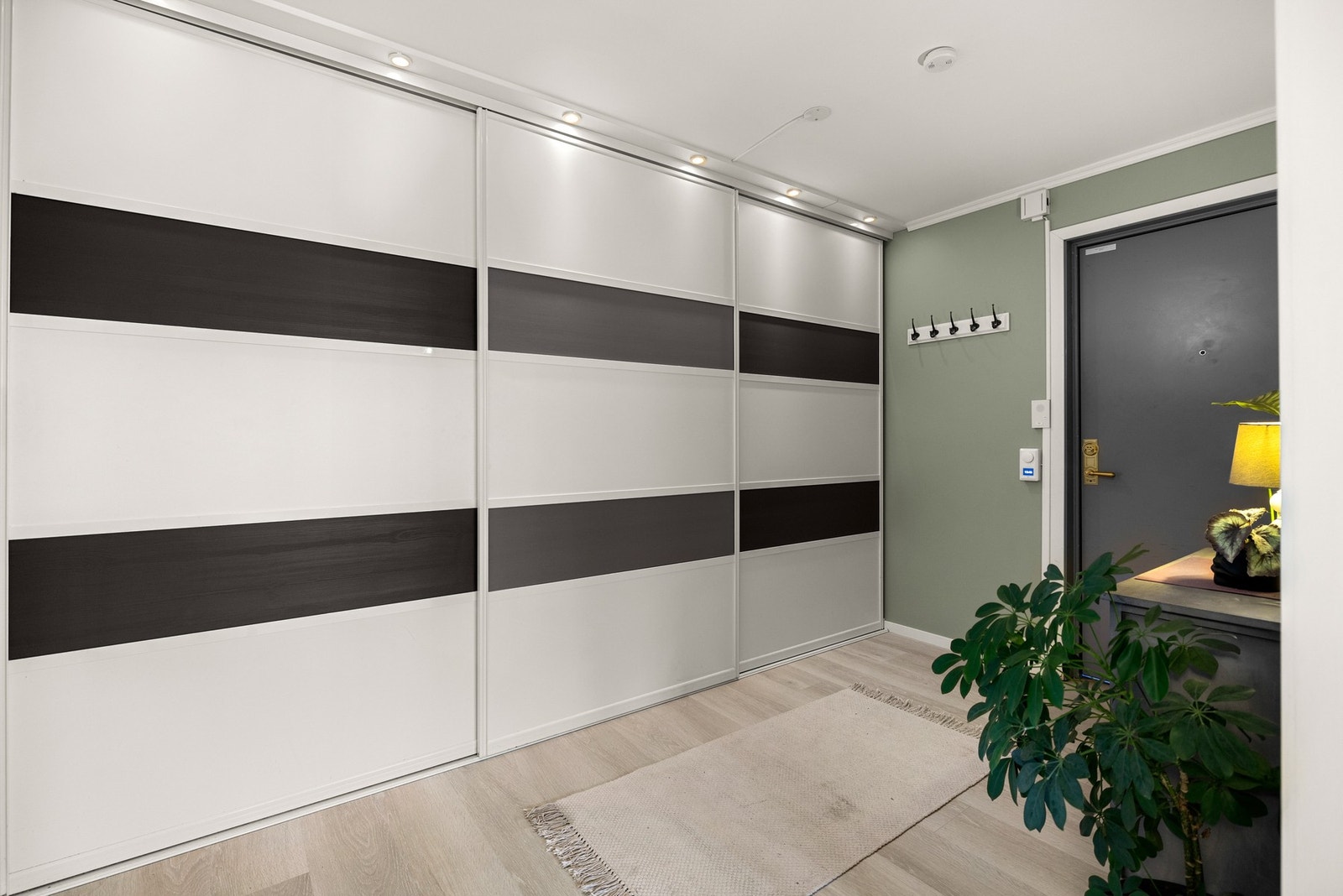 Godt med oppbevaringsplass, med praktisk og romslig skyvedørsgarderobe. Galleribilde