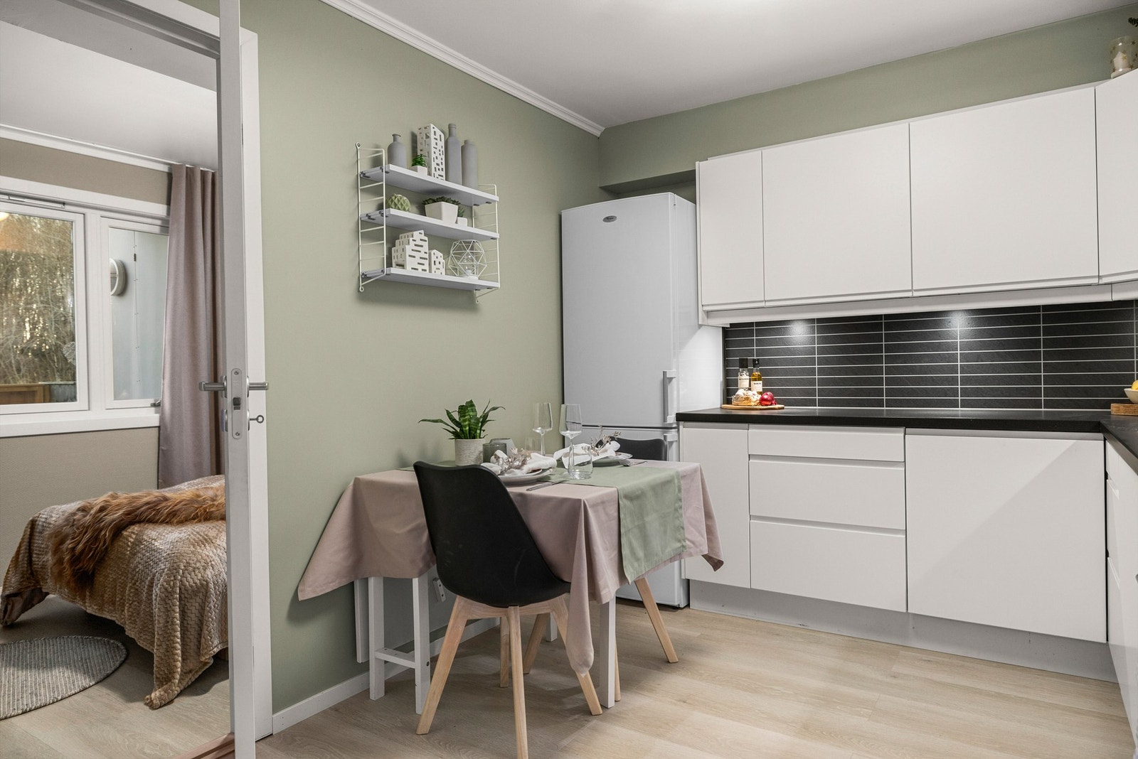 Kjøkken med plass til spisebord. Galleribilde