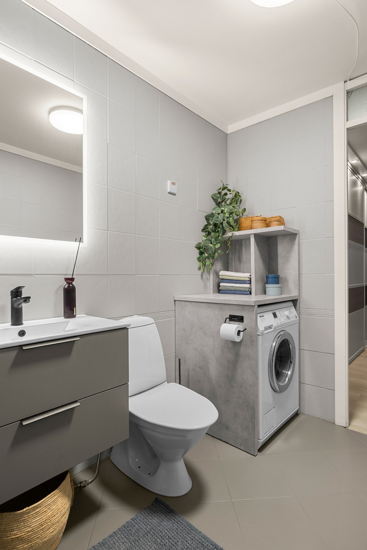 Plass bygd møbel over vaskemaskin. Kan tilpasses for å ha tørketrommel oppå. Galleribilde