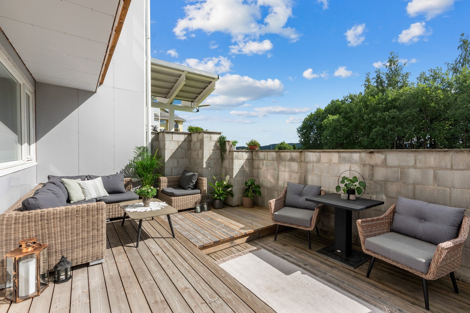 Solrik og privat uteplass med gode møbleringsmuligheter. Galleribilde