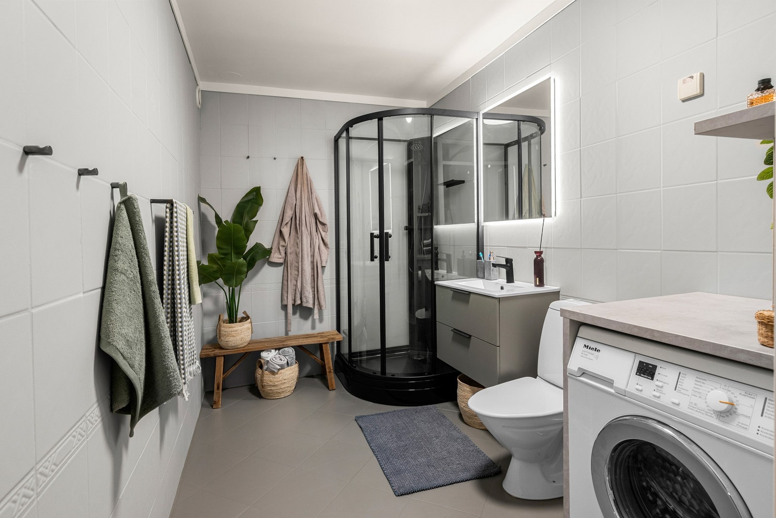 Oppgradert bad med nytt dusjkabinett, ny servant og speil med belysning. Galleribilde