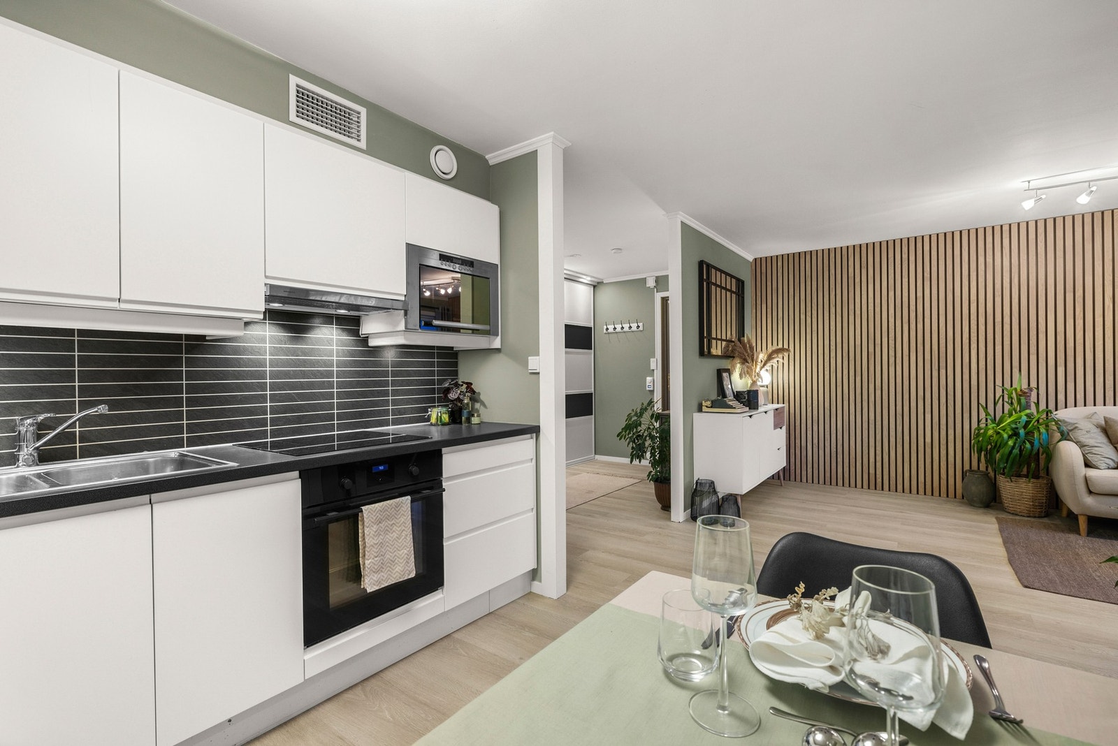 Kjøkkenet gir en romslig følelse, og oppleves enda større med sin åpne løsning mot stua. Galleribilde