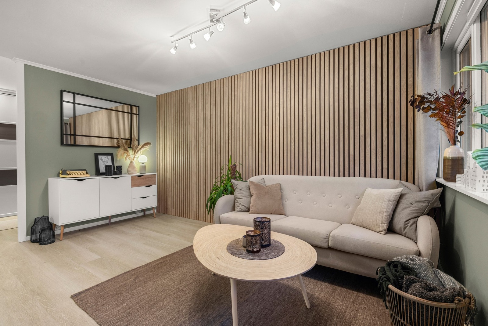 Romslig og innbydende stue med delikate farger og stilren innredning. Galleribilde