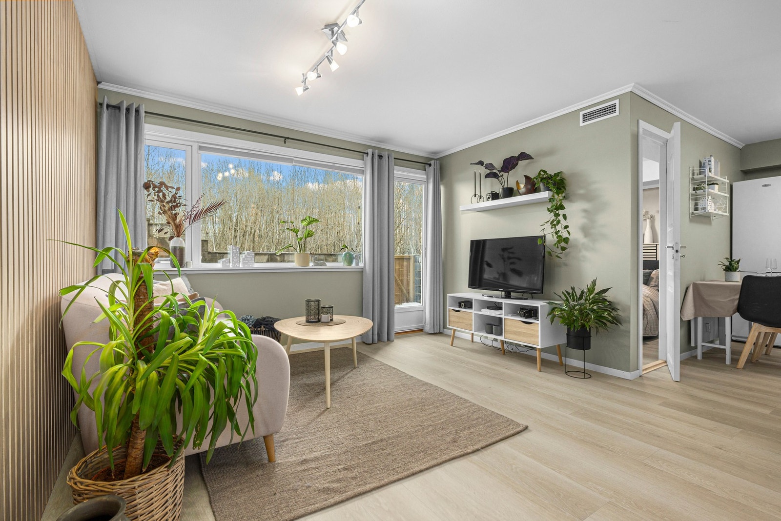 Stua har godt med lysinnslipp fra store vinduer. Galleribilde