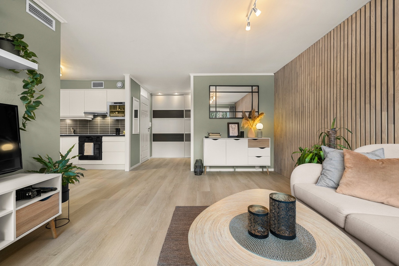 Her har man varmekabler i gulv på stue, kjøkken og gang. Galleribilde