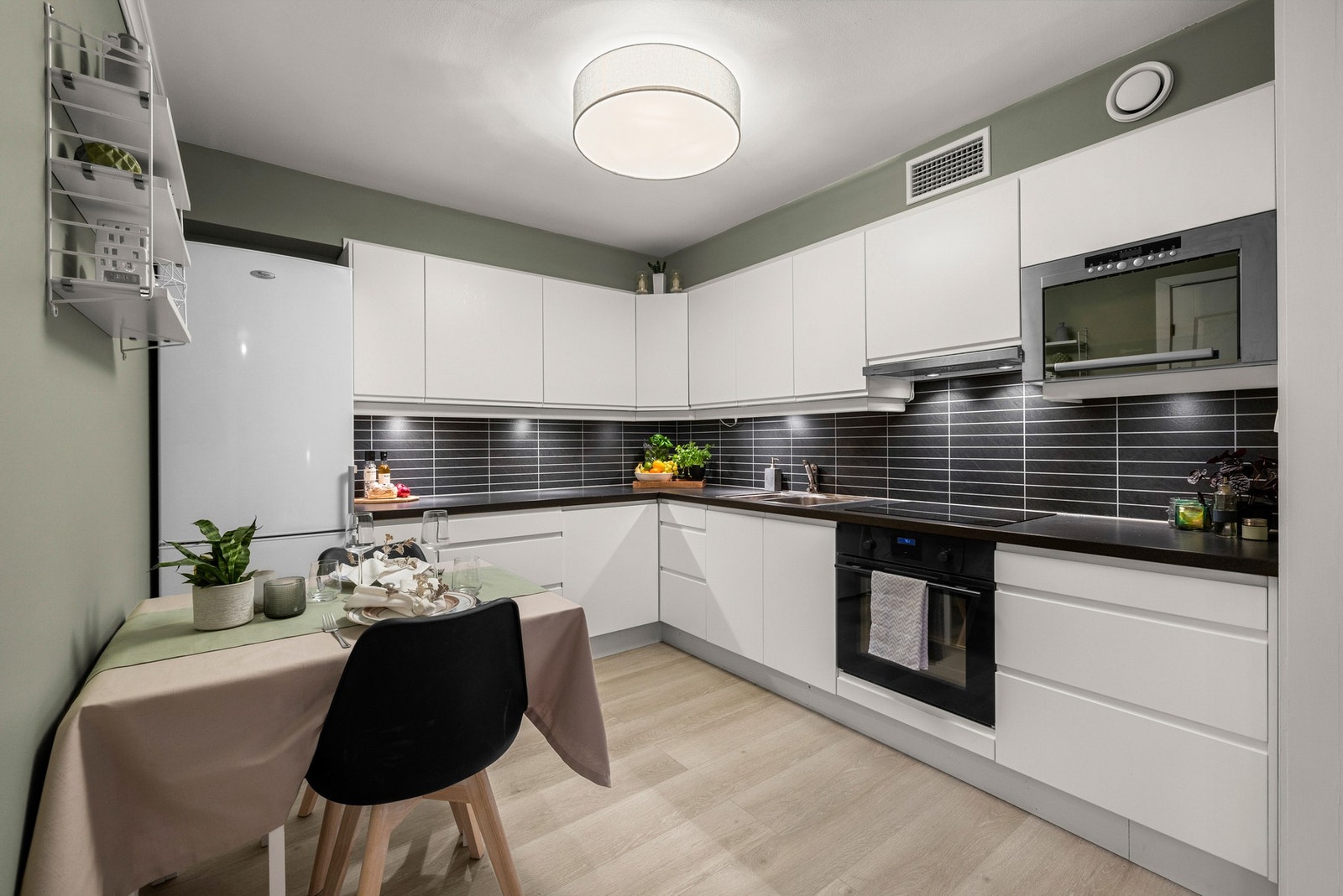 Moderne og funksjonelt kjøkken med integrerte hvitevarer. Galleribilde