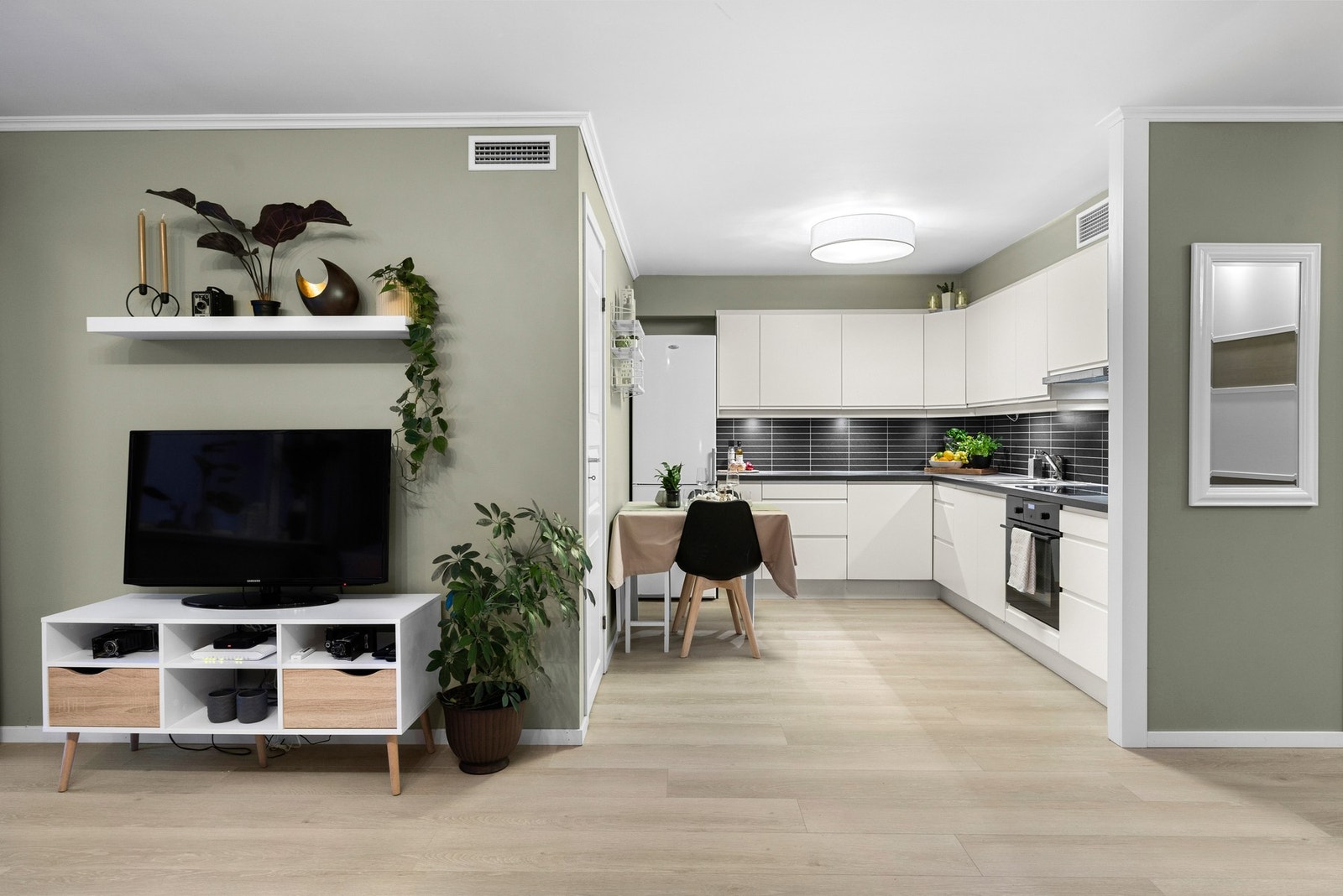 Åpen løsning inn mot kjøkkenet, noe som åpner opp hele leiligheten. Galleribilde