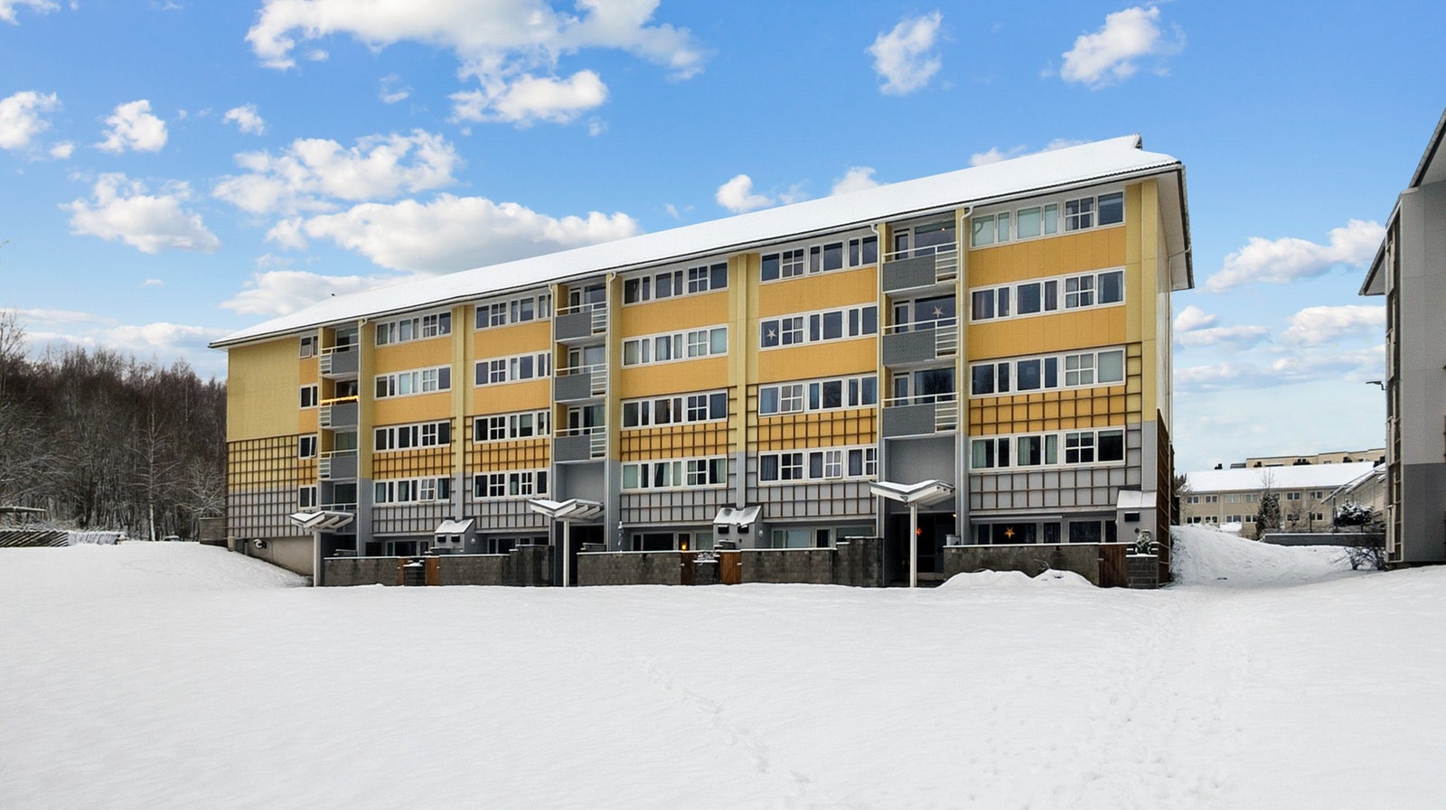 Byggningens bakside. Leiligheten ligger nederst i midten. Galleribilde