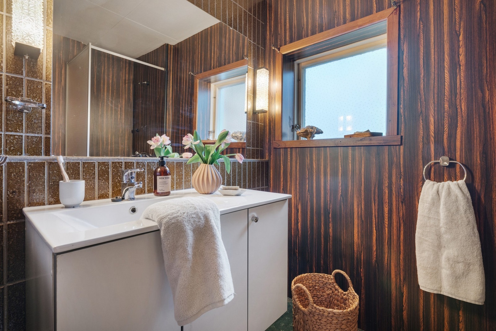 - Rommene er enkle i dag, men byr på fleksible løsninger og mulighet for moderne oppgraderinger - Galleribilde