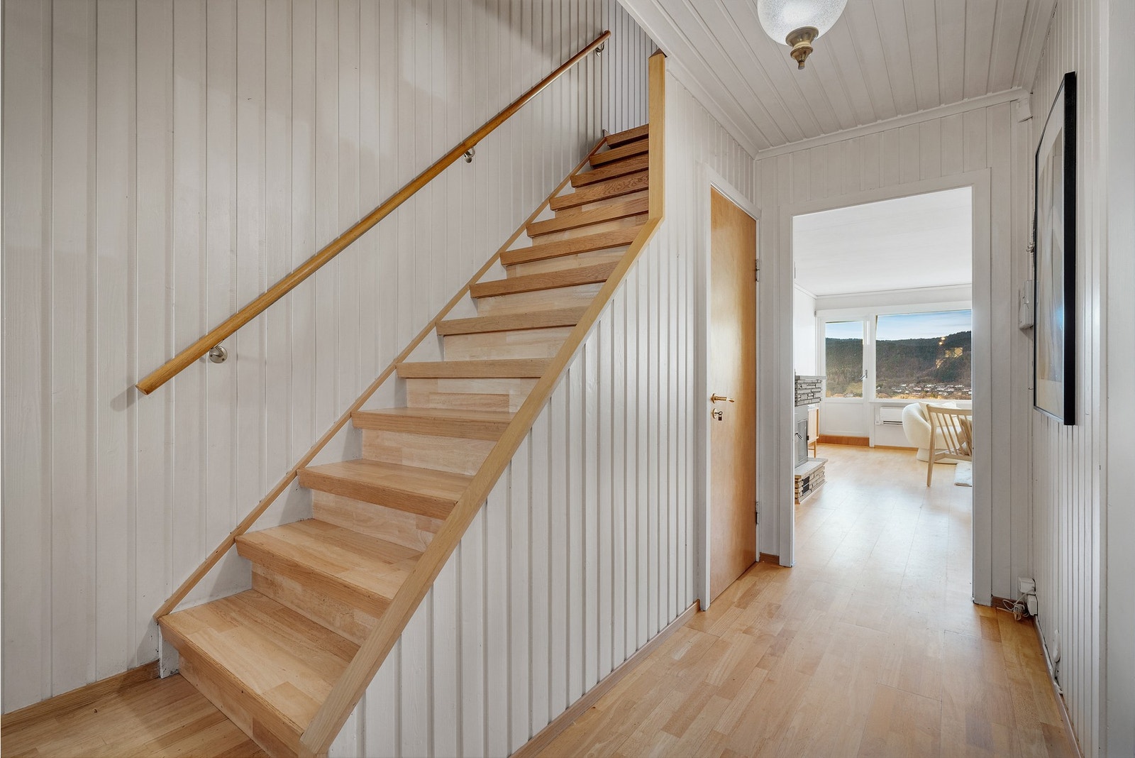 - Trapp til 2.etasje med tre soverom og bad - Galleribilde