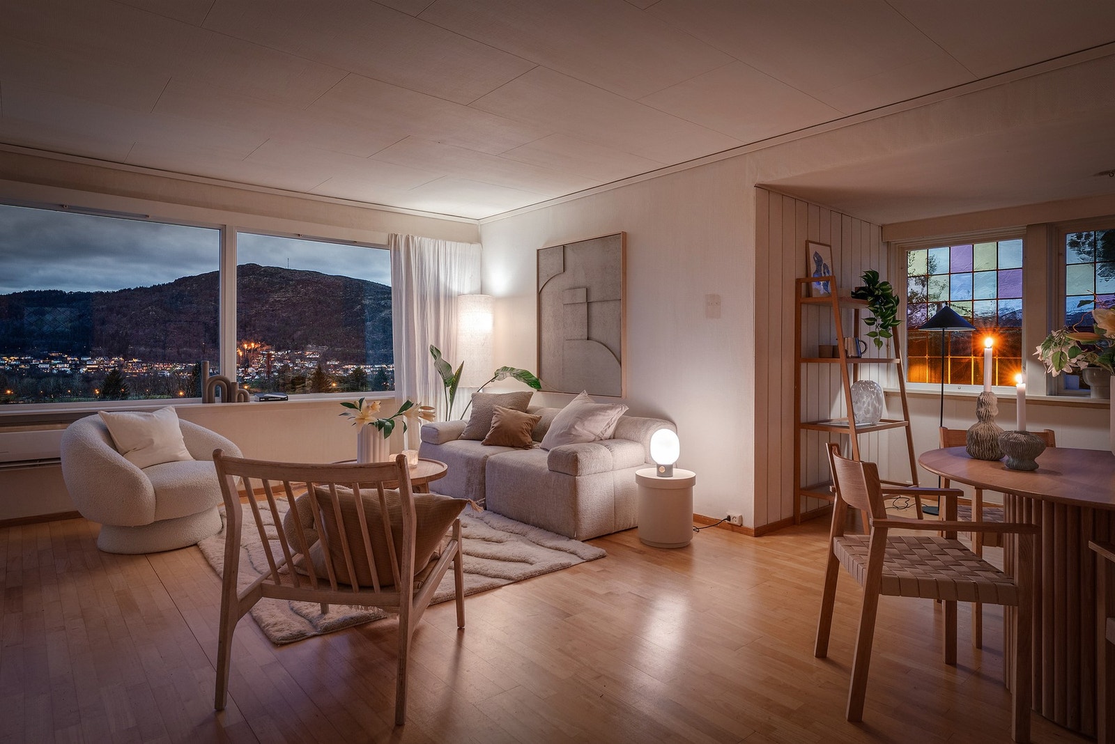 - Boligen bærer preg av kvaliteter og uttrykk som går tilbake til 70-tallet, og har et tydelig behov for oppussing - Galleribilde