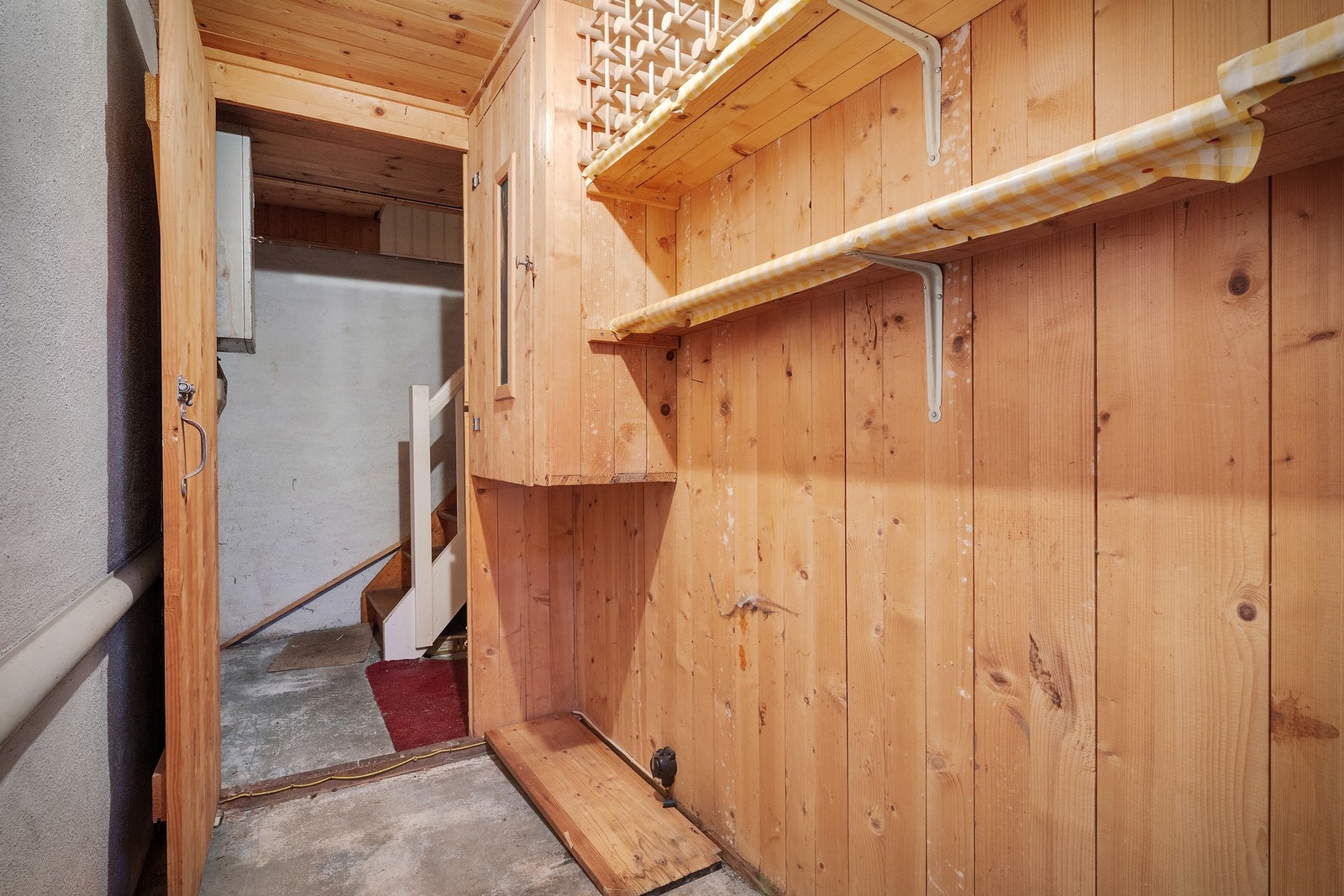 - I underetasjen ligger en kjellerstue og flere boder, ideelt for alt fra media- og hobbyrom til treningsrom eller praktisk lagring - Galleribilde