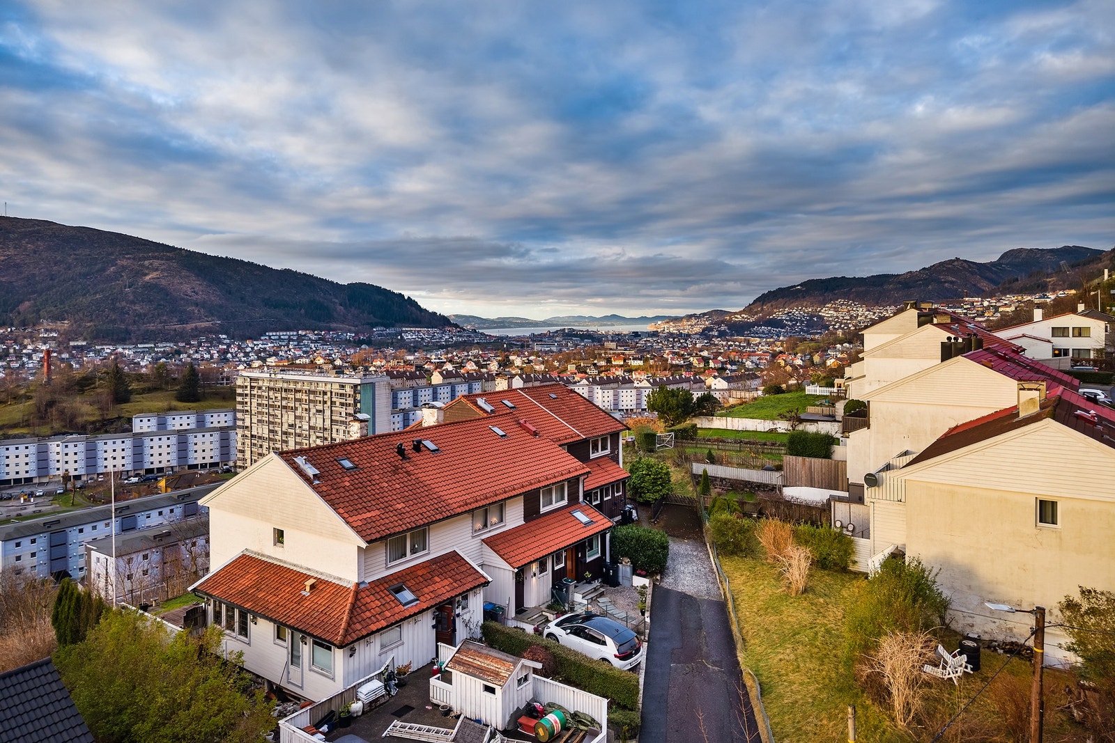 - Utenfor boligen har man egen parkering rett ved inngangsdøren, noe som er både praktisk og svært ettertraktet i området - Galleribilde